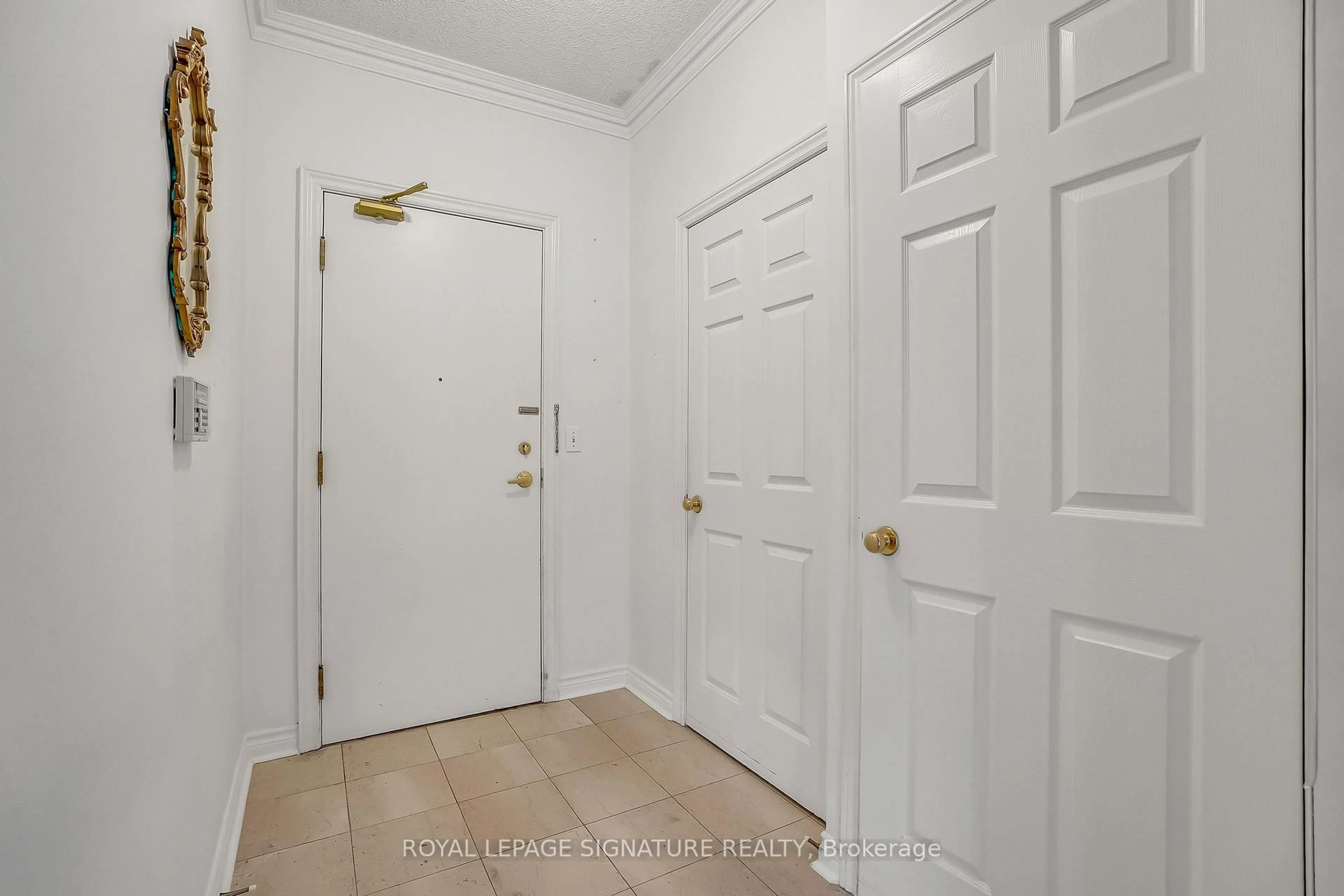 Indoor entryway for 801 Lawrence Ave #106, Toronto Ontario M3C 3W2