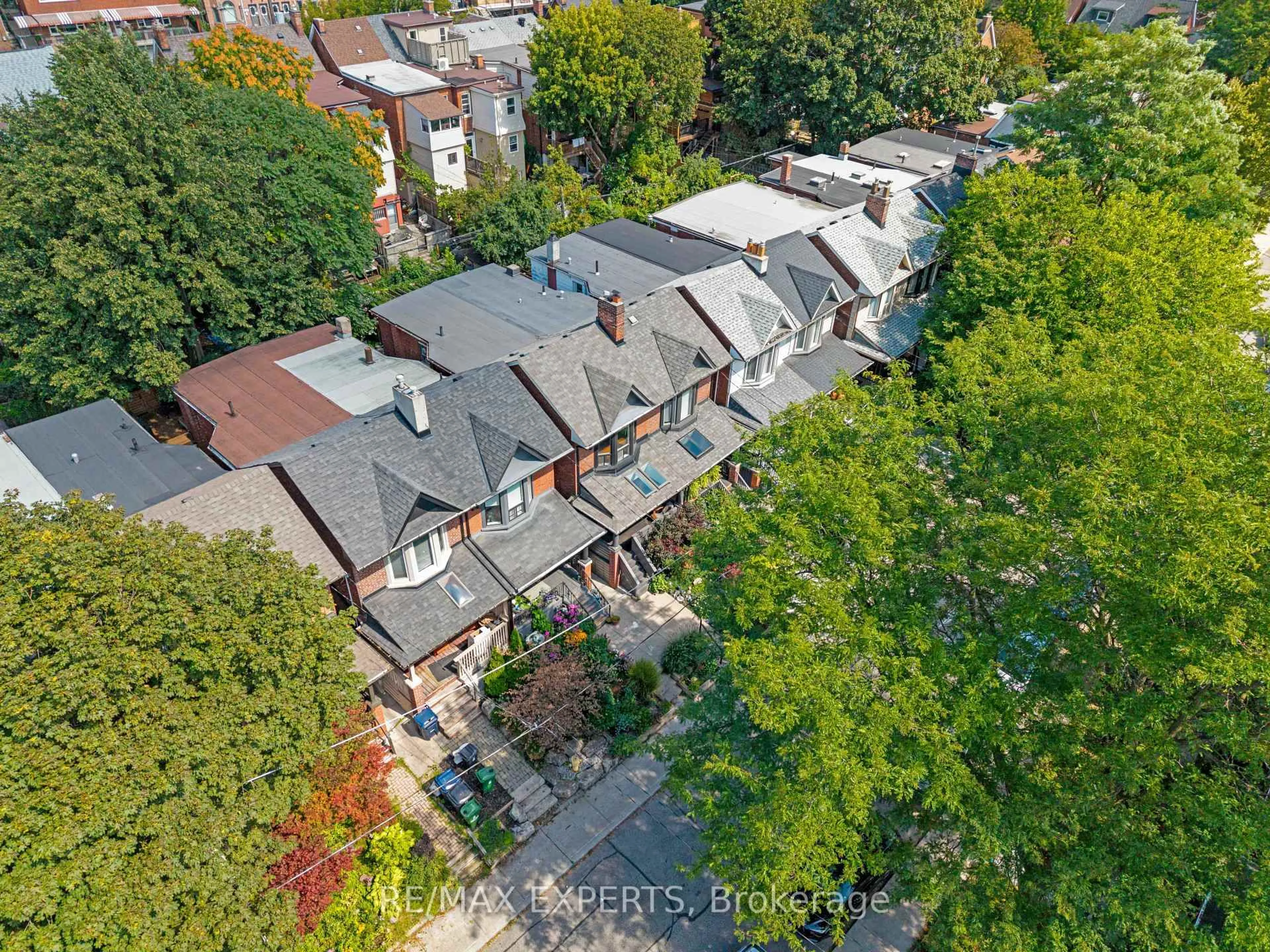 A pic from outside/outdoor area/front of a property/back of a property/a pic from drone, city buildings view from balcony for 54 Marchmount Rd, Toronto Ontario M6G 2A9