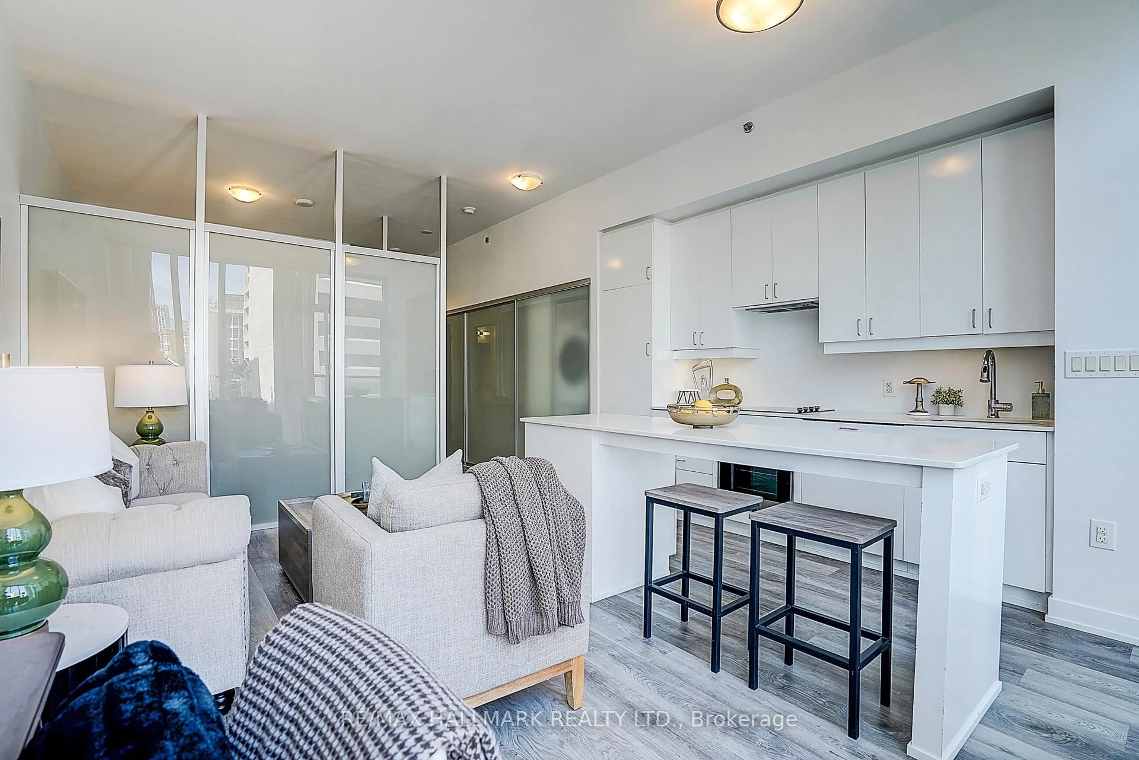Open concept kitchen, ceramic/tile floor for 426 University Ave #2009, Toronto Ontario M5G 1S9
