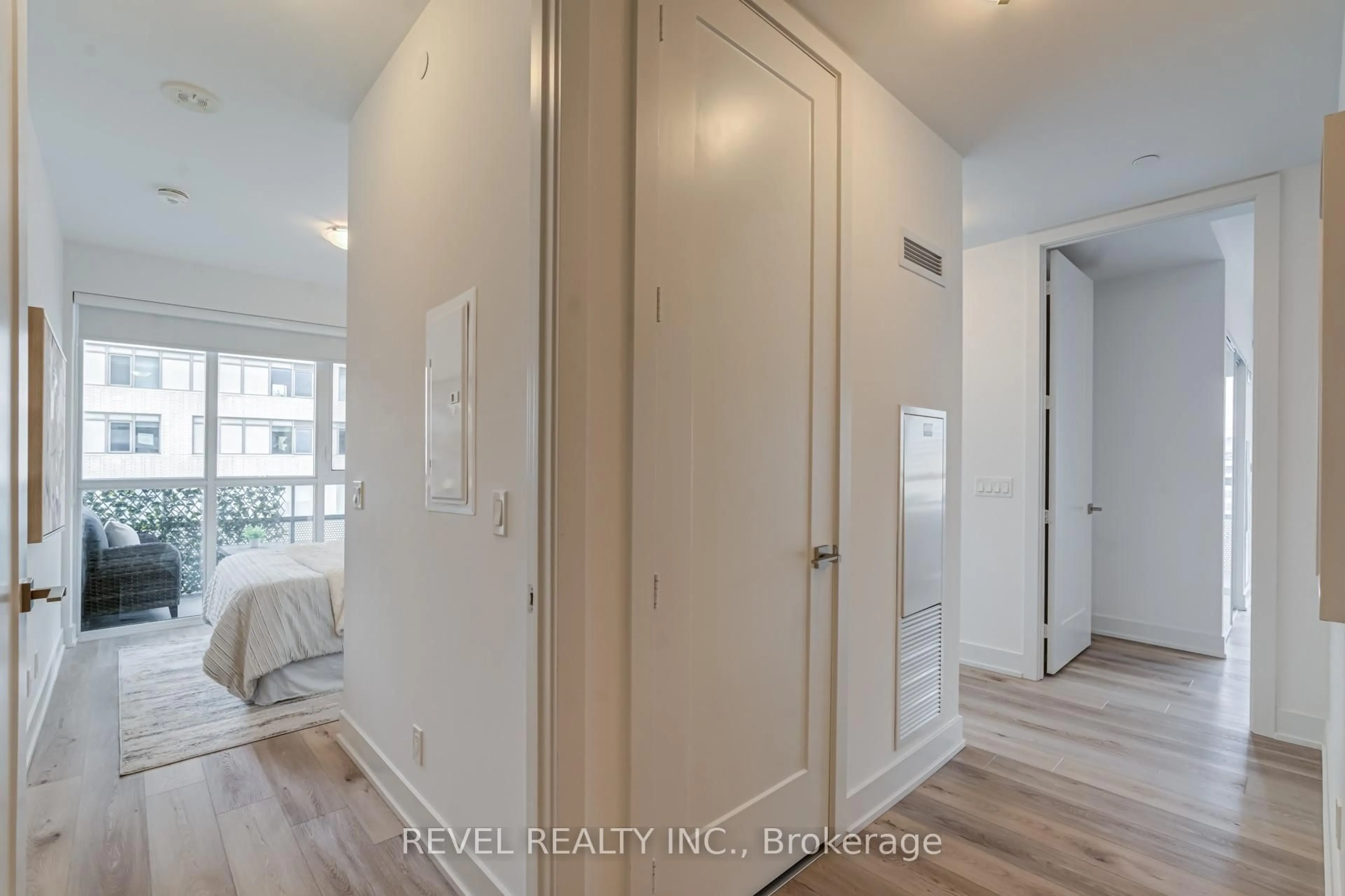 Indoor entryway for 11 Lillian St #1107, Toronto Ontario M4S 2H7