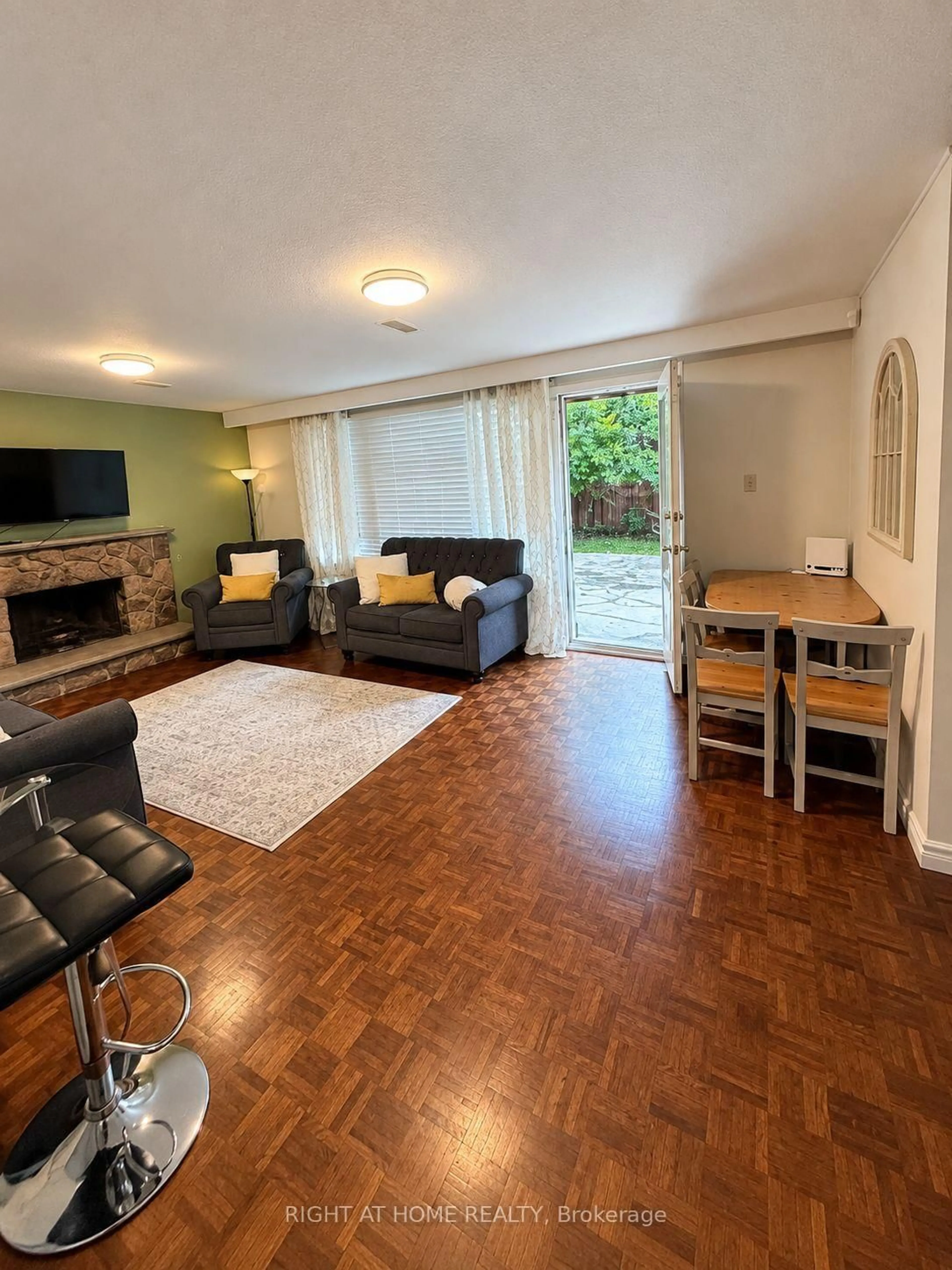 Living room with furniture, wood/laminate floor for 7 The Links Rd, Toronto Ontario M2P 1T4