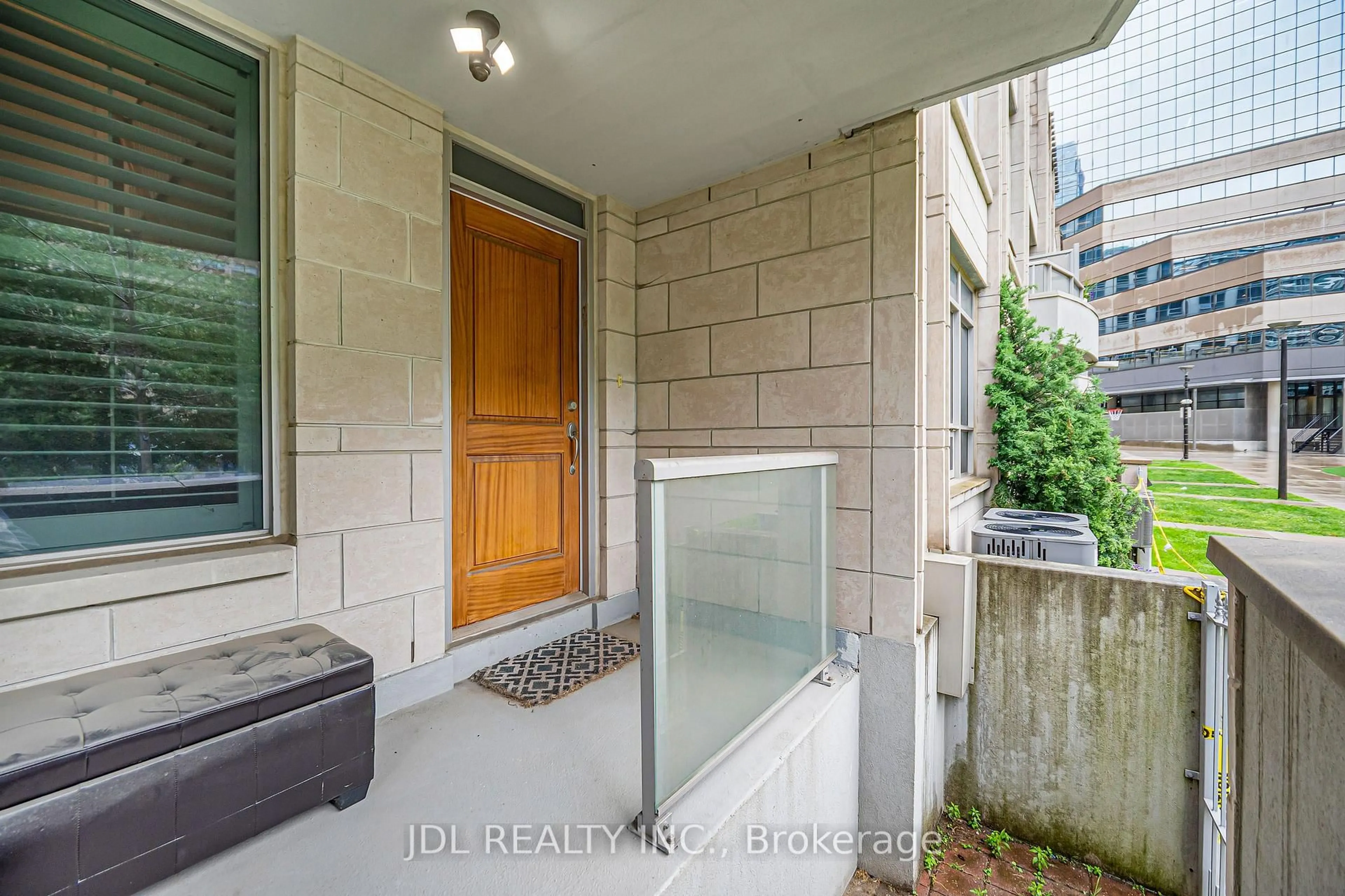 Indoor entryway for 761 Bay St #TH07, Toronto Ontario M5G 2R2