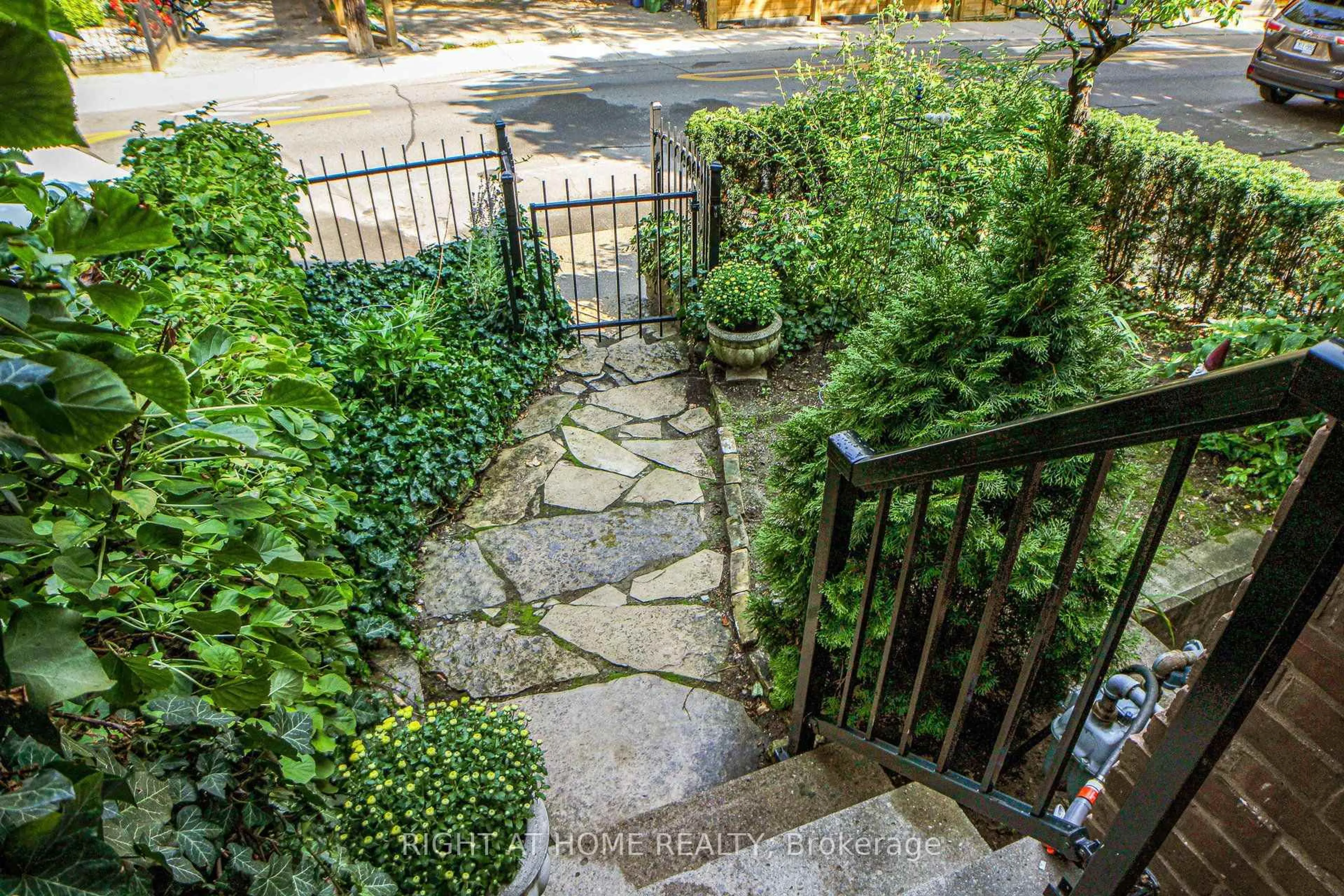 Patio, street for 440 Sackville St, Toronto Ontario M4X 1T2