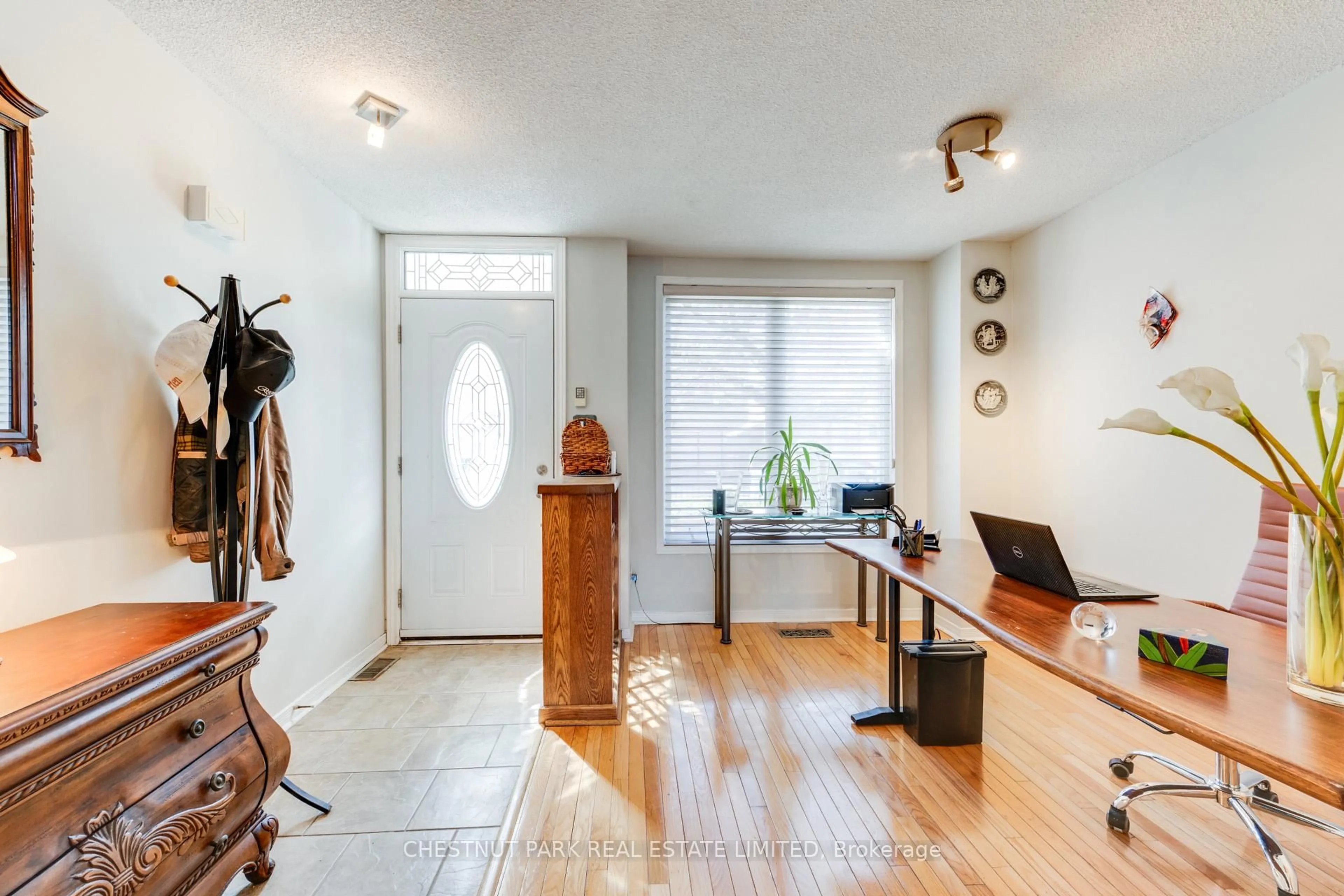 Indoor entryway for 140 Bathurst St #TH8, Toronto Ontario M5V 3N8