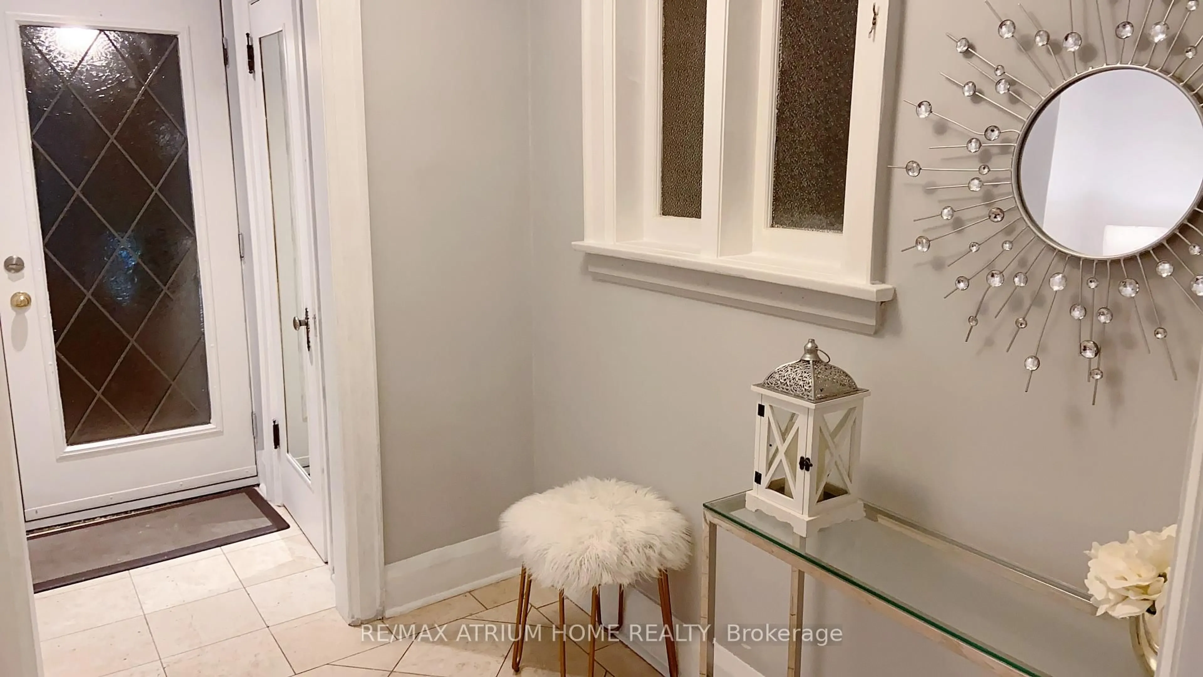 Indoor entryway for 361 Fairlawn Ave, Toronto Ontario M5M 1T5