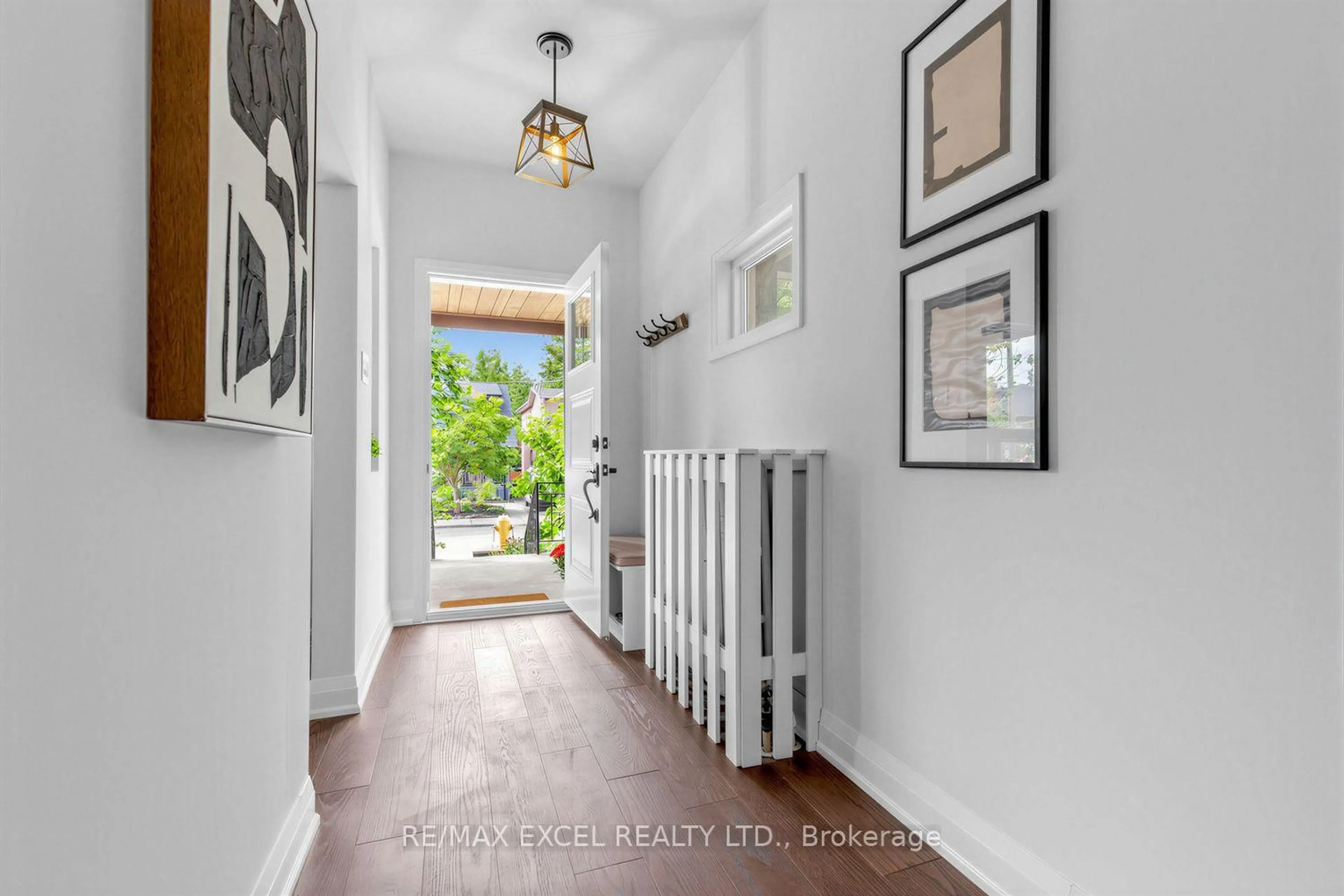 Indoor entryway for 165 Winona Dr, Toronto Ontario M6G 3T1