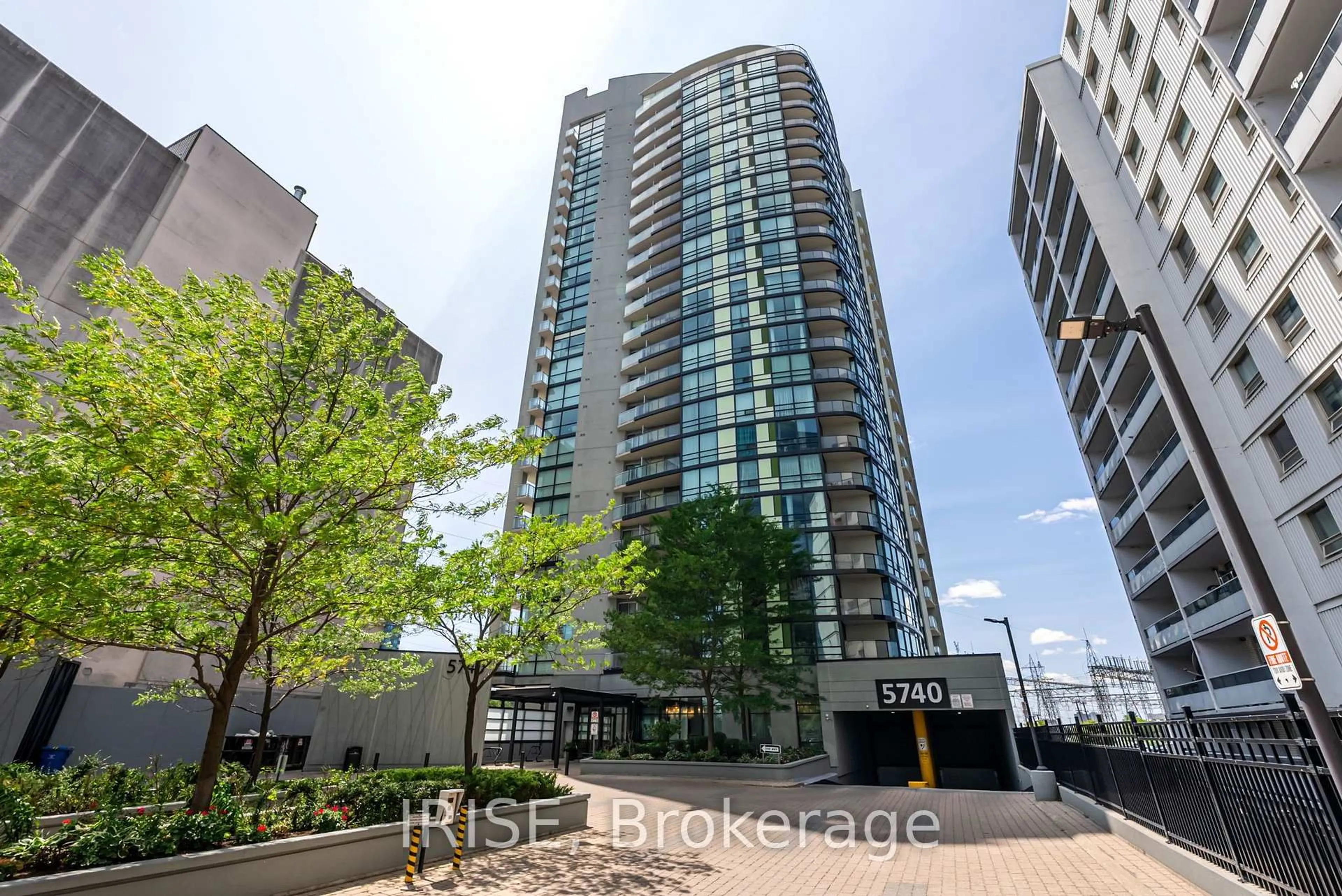 A pic from outside/outdoor area/front of a property/back of a property/a pic from drone, street for 5740 Yonge St #1006, Toronto Ontario M2M 0B1