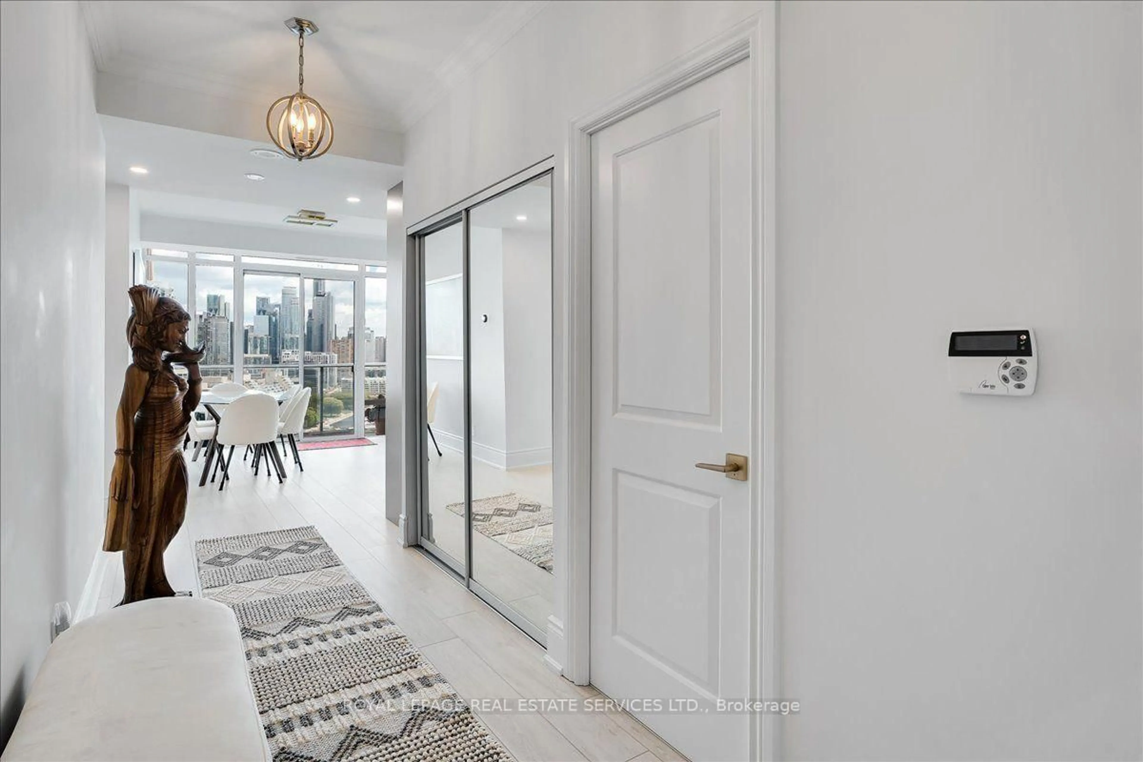 Indoor entryway for 90 Stadium Rd #LPH01, Toronto Ontario M5V 3W5