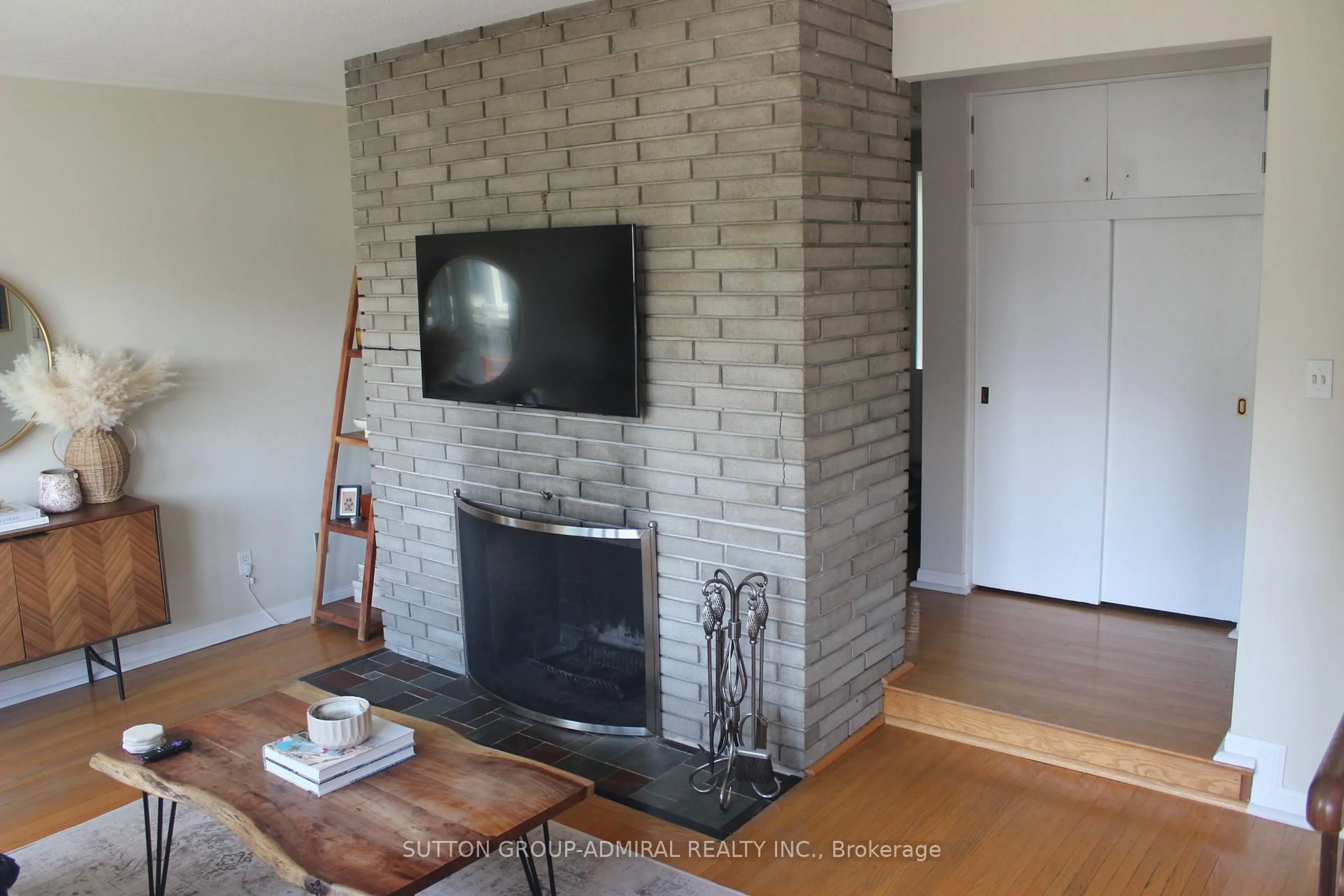 Living room with furniture, unknown for 49 Talbot Rd, Toronto Ontario M2M 1R7
