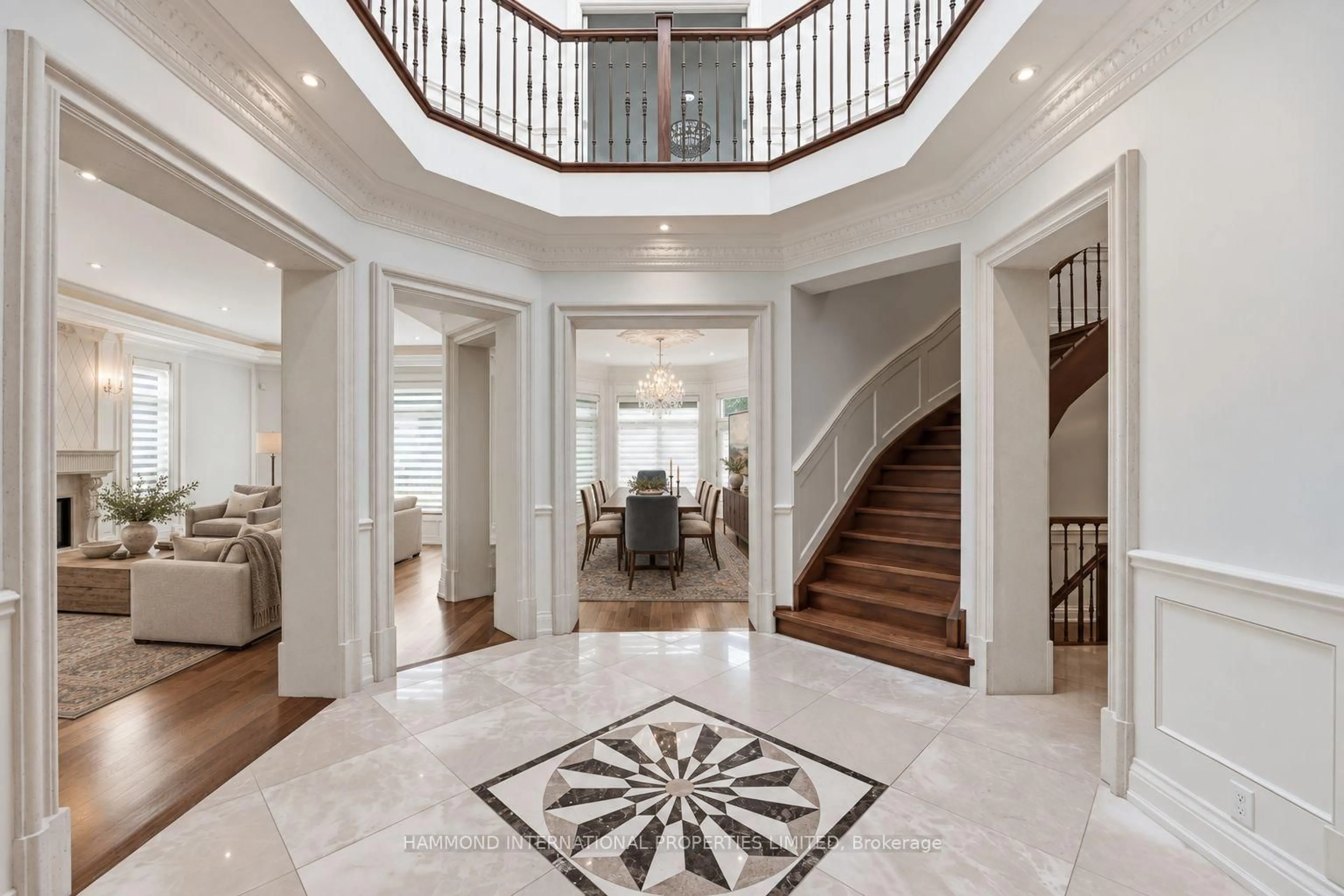Indoor foyer for 2706 Bayview Ave, Toronto Ontario M2L 1B9