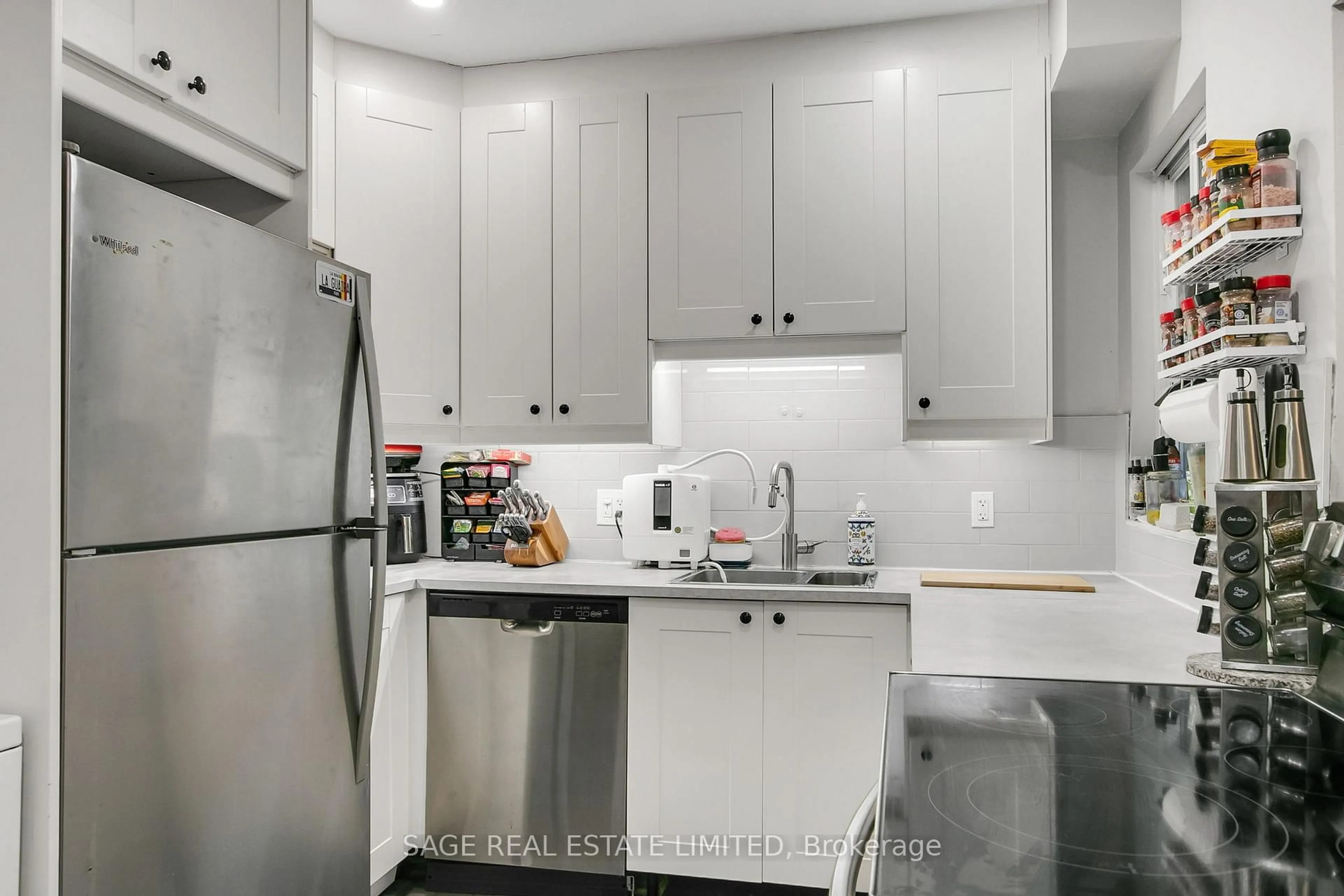 Standard kitchen, ceramic/tile floor for 1840 Bathurst St #204, Toronto Ontario M5P 3K7