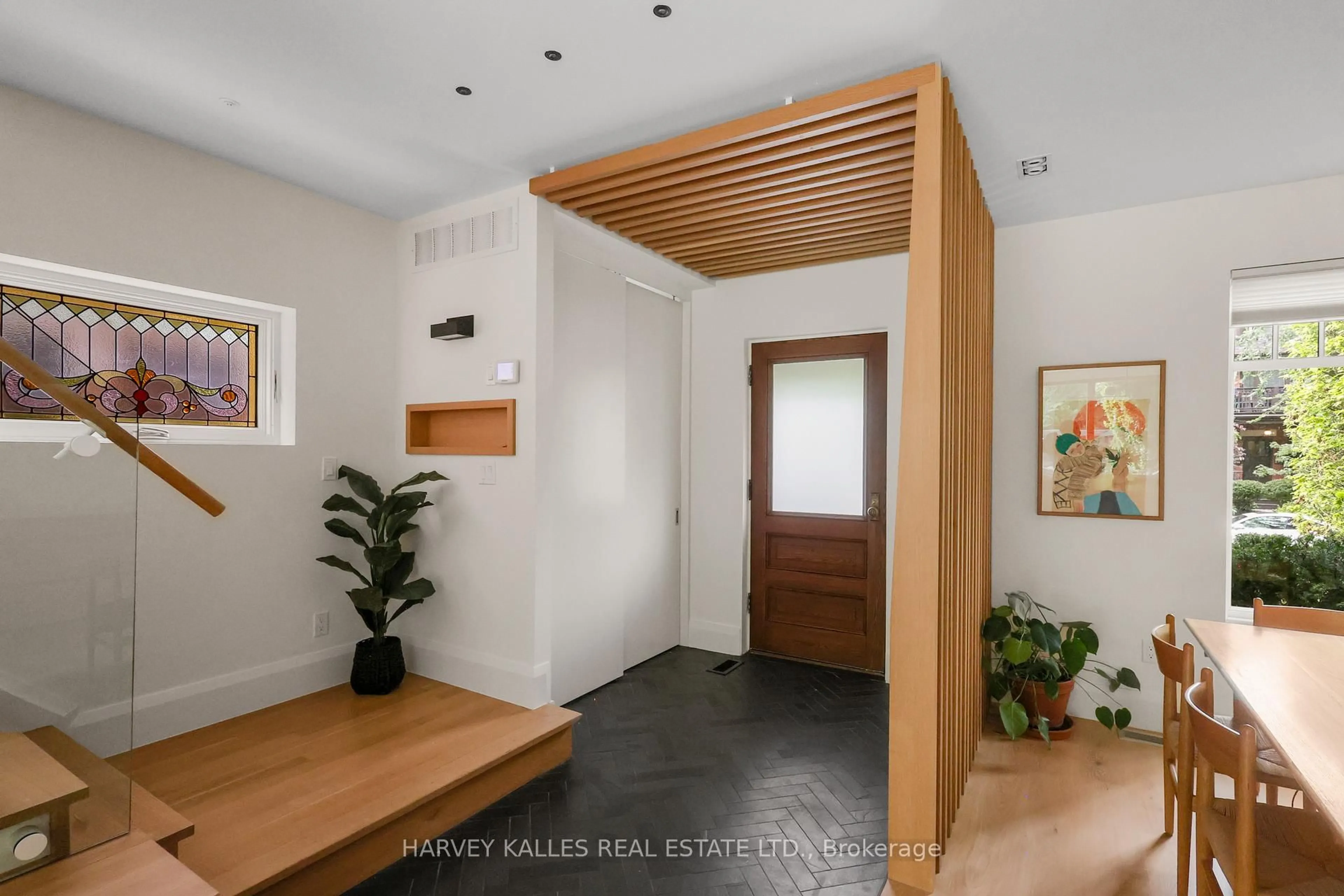 Indoor entryway for 497 Palmerston Blvd, Toronto Ontario M6G 2P2