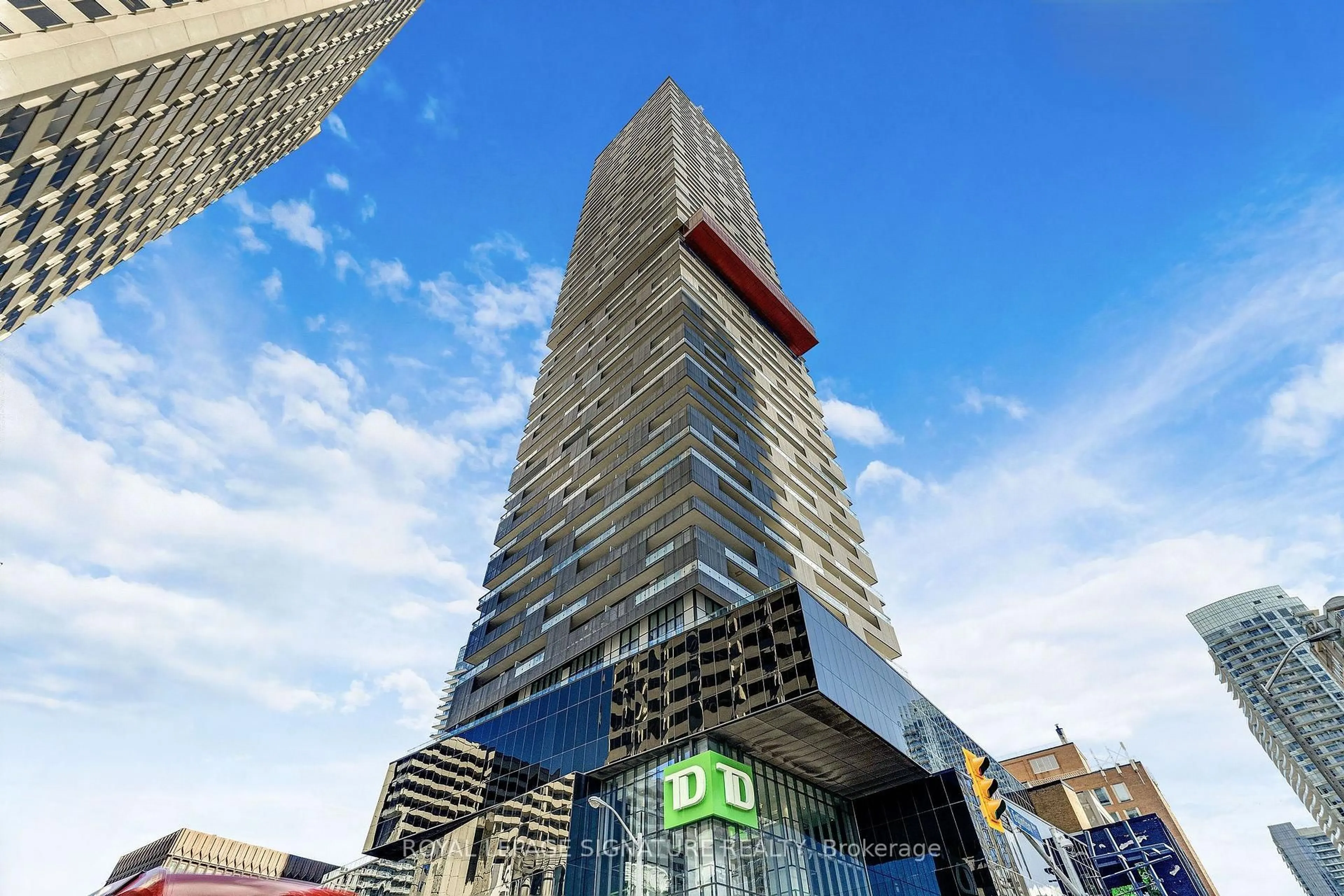 Indoor foyer for 8 Eglinton Ave #5009, Toronto Ontario M4P 0C1