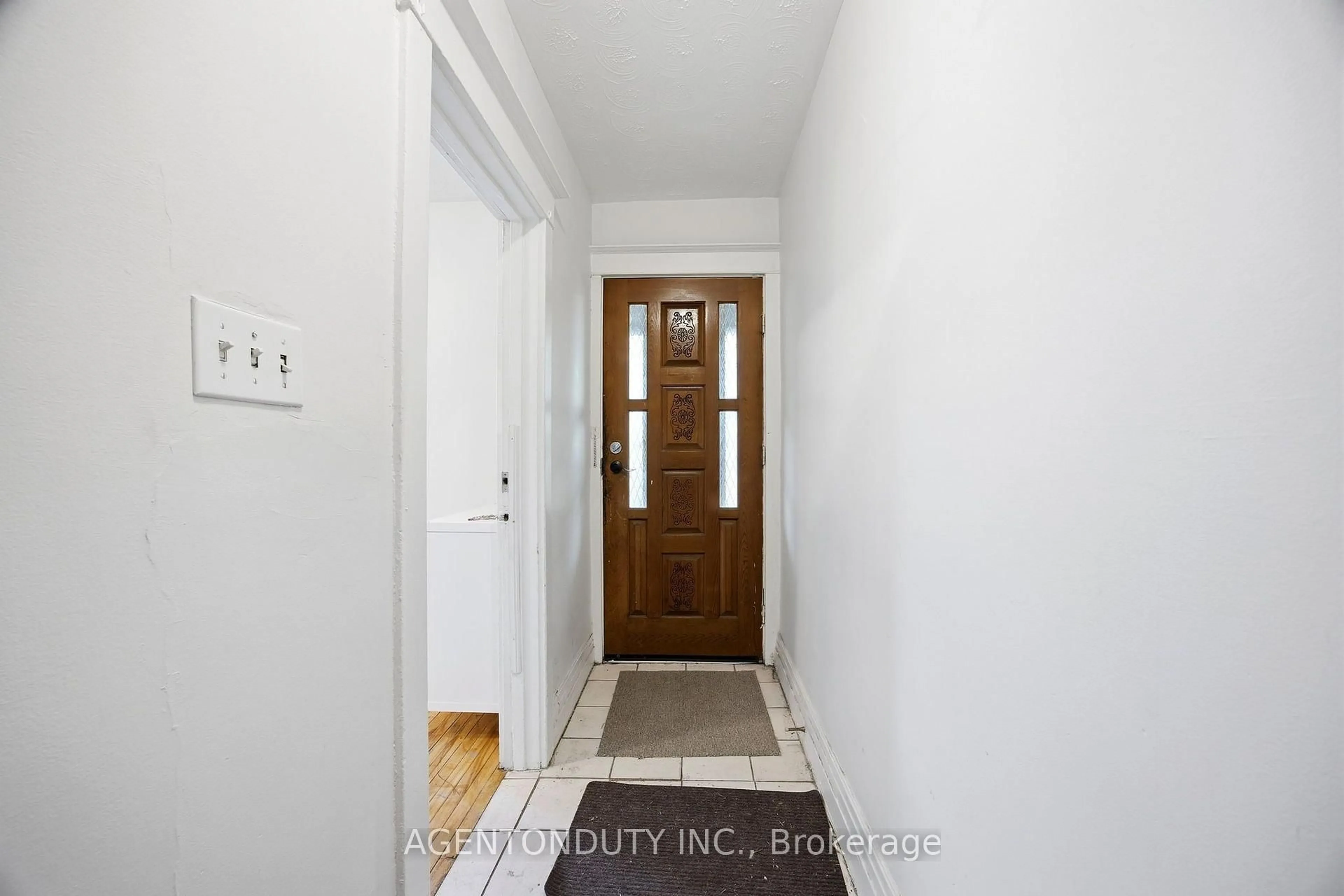 Indoor entryway for 51 Perth Ave, Toronto Ontario M6R 2C1