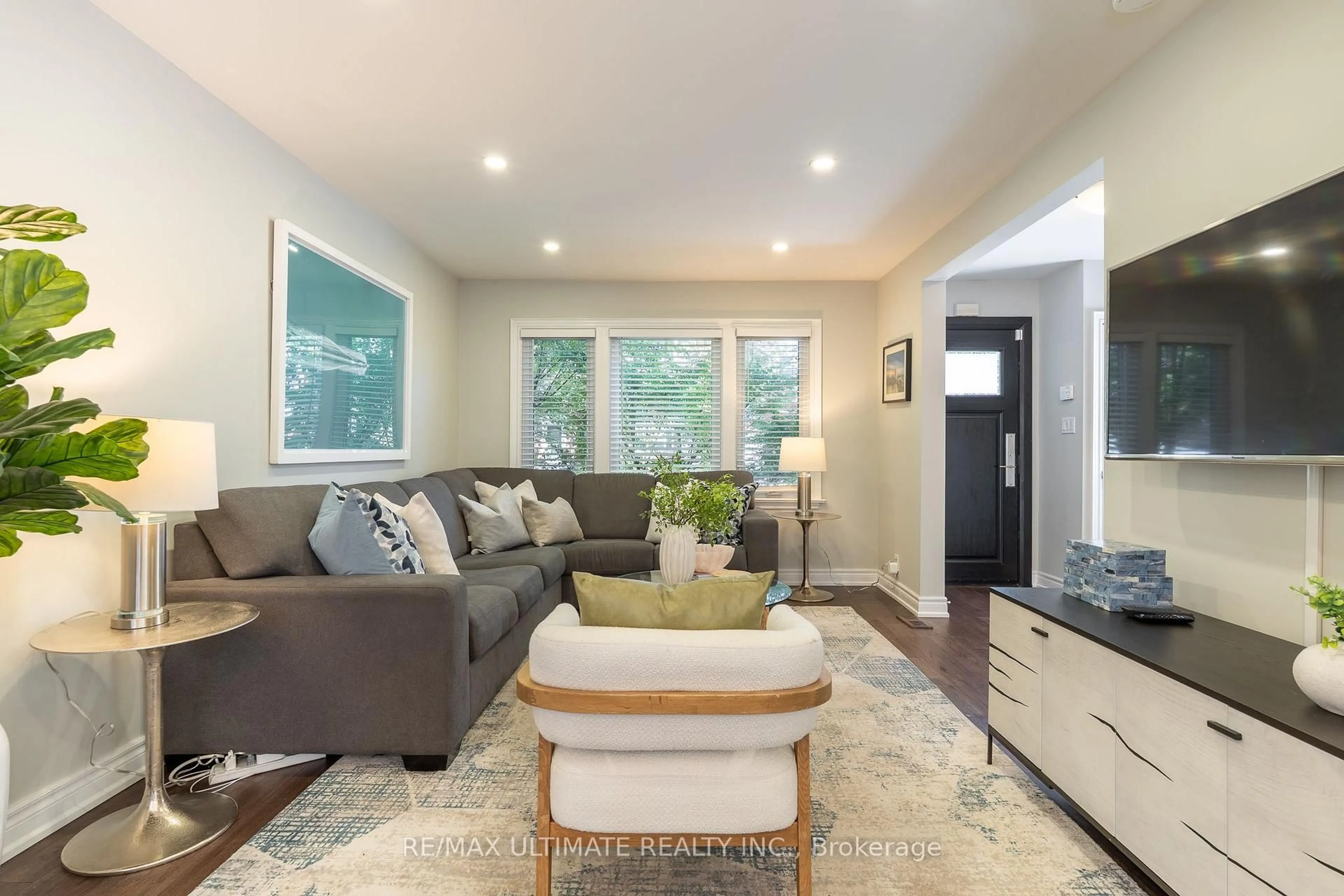 Living room with furniture, unknown for 3 Thursfield Cres, Toronto Ontario M4G 2N4