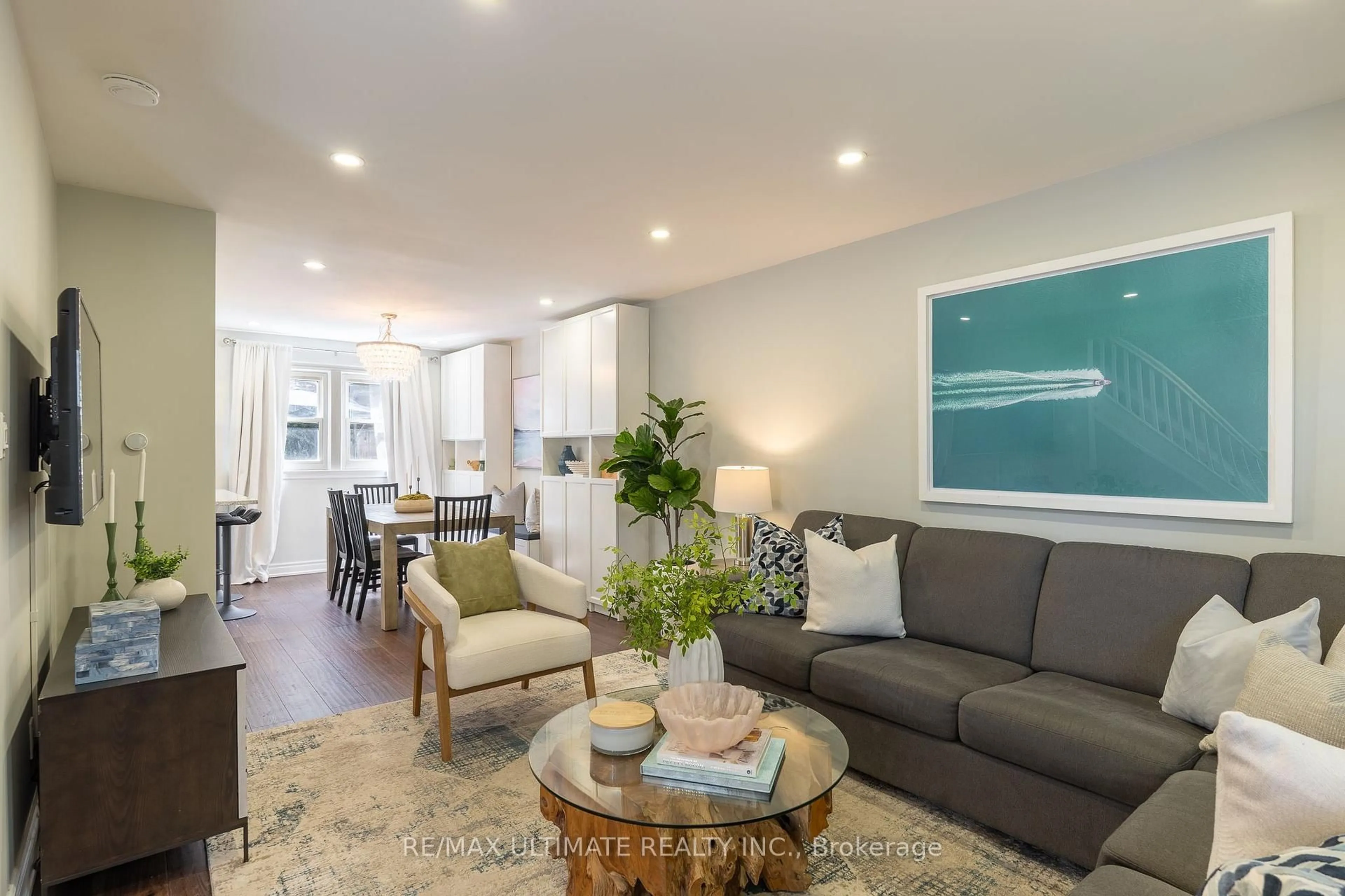 Living room with furniture, wood/laminate floor for 3 Thursfield Cres, Toronto Ontario M4G 2N4