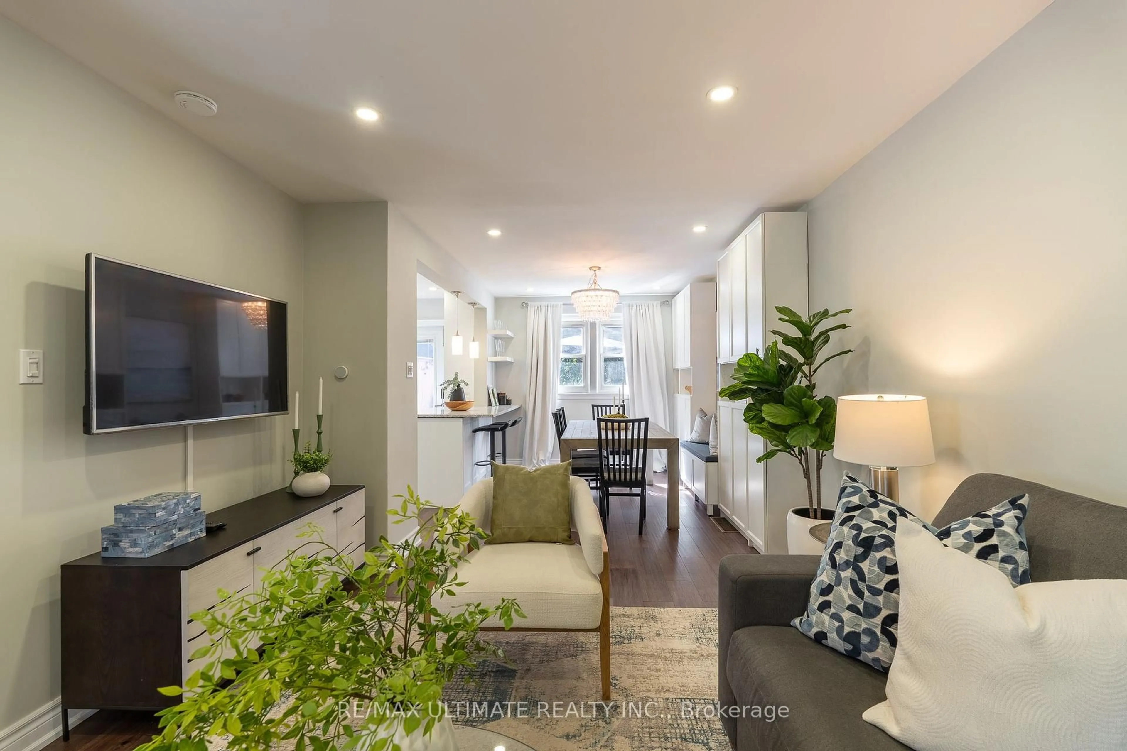 Living room with furniture, unknown for 3 Thursfield Cres, Toronto Ontario M4G 2N4