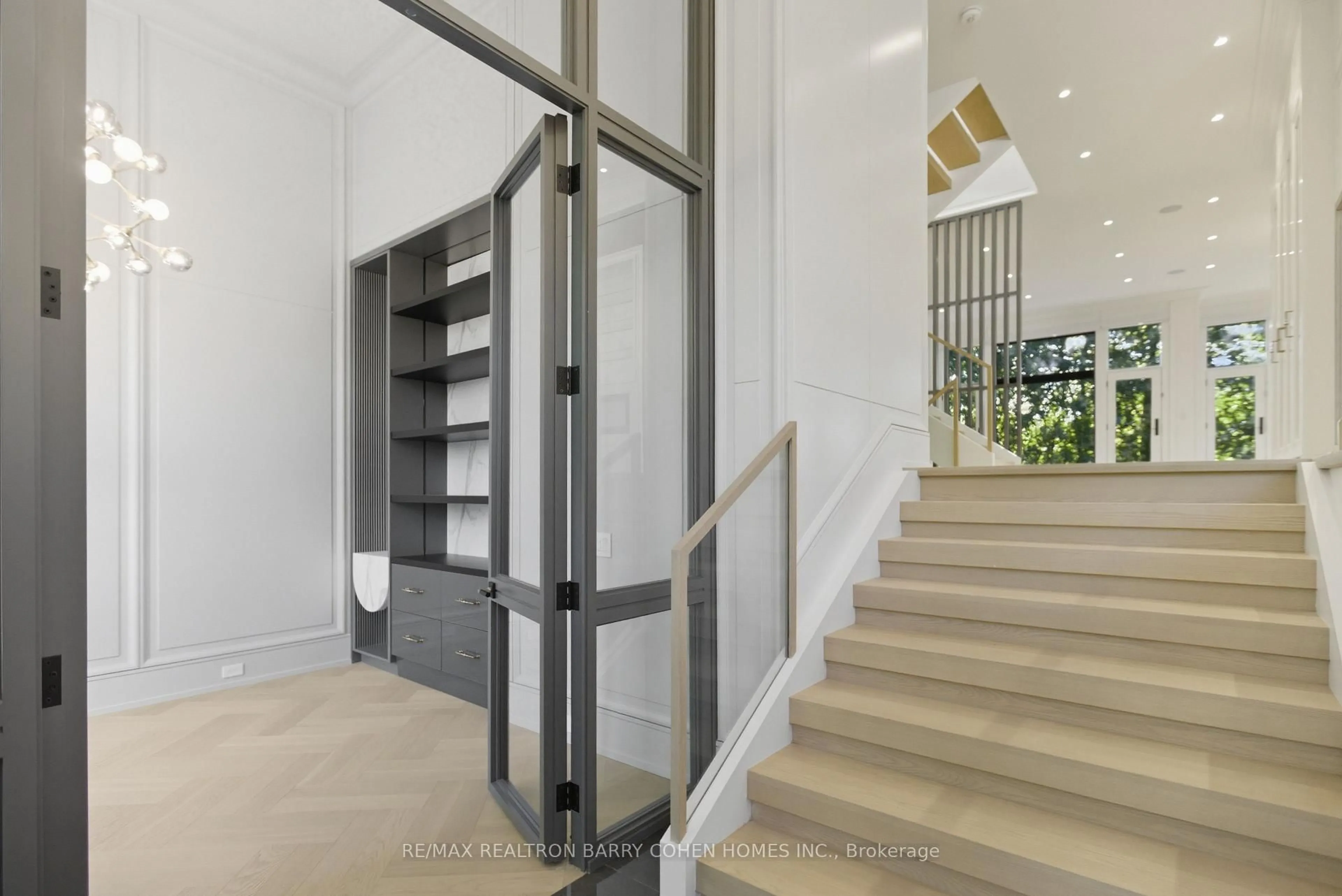 Indoor foyer for 14 Glen Cedar Rd, Toronto Ontario M6C 3G1