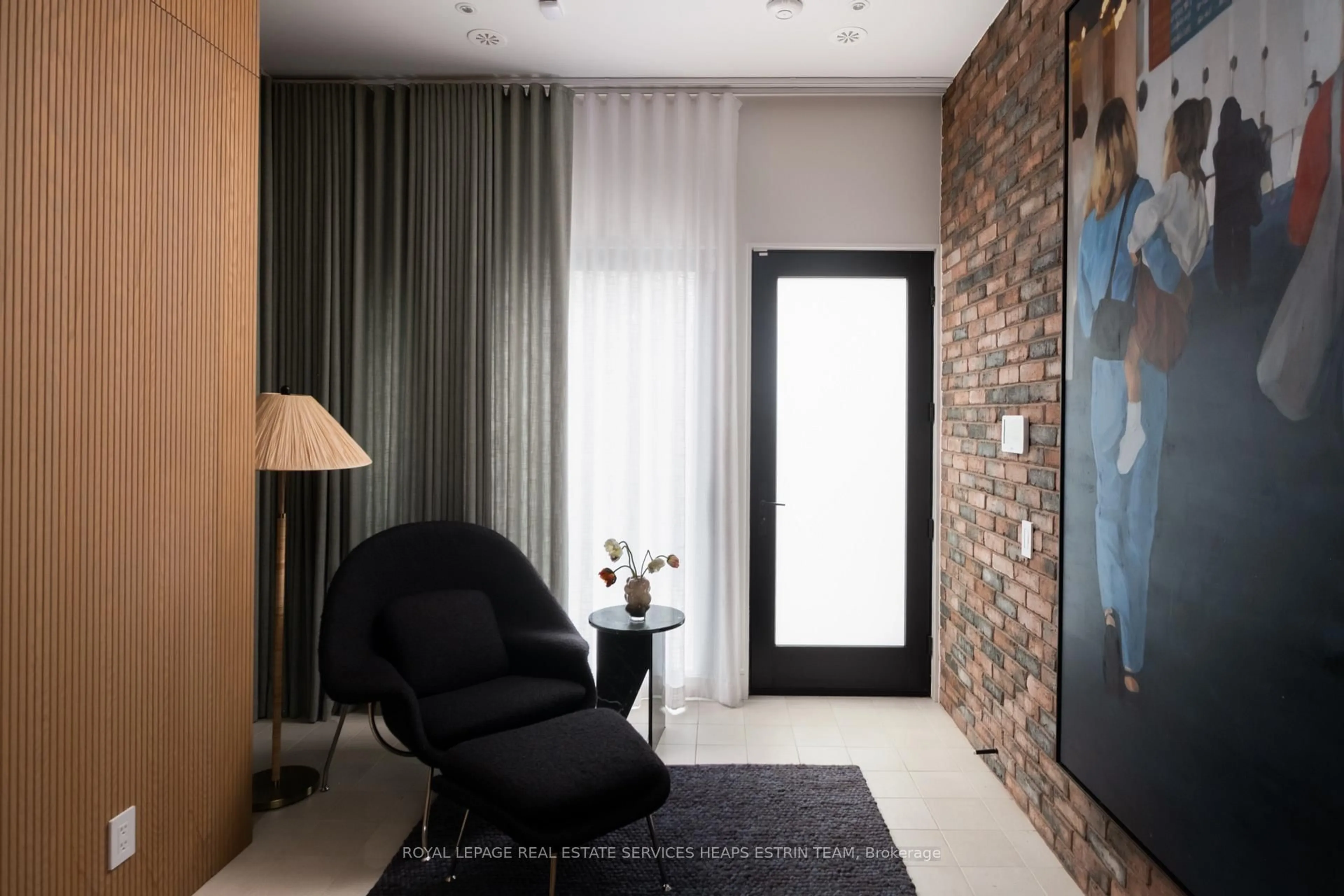 Indoor foyer for 42 Clarendon Ave, Toronto Ontario M4V 1J1
