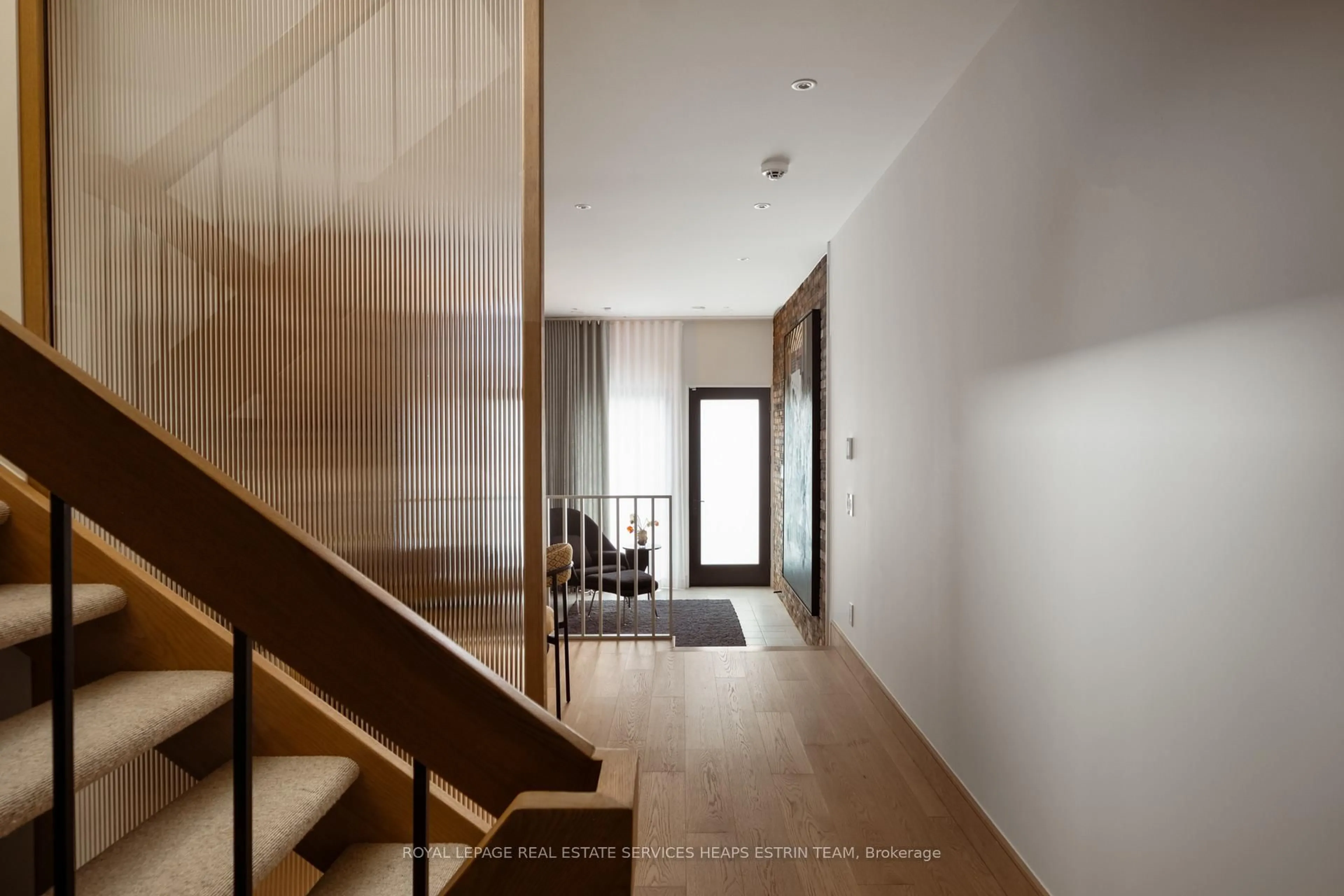 Indoor foyer for 42 Clarendon Ave, Toronto Ontario M4V 1J1