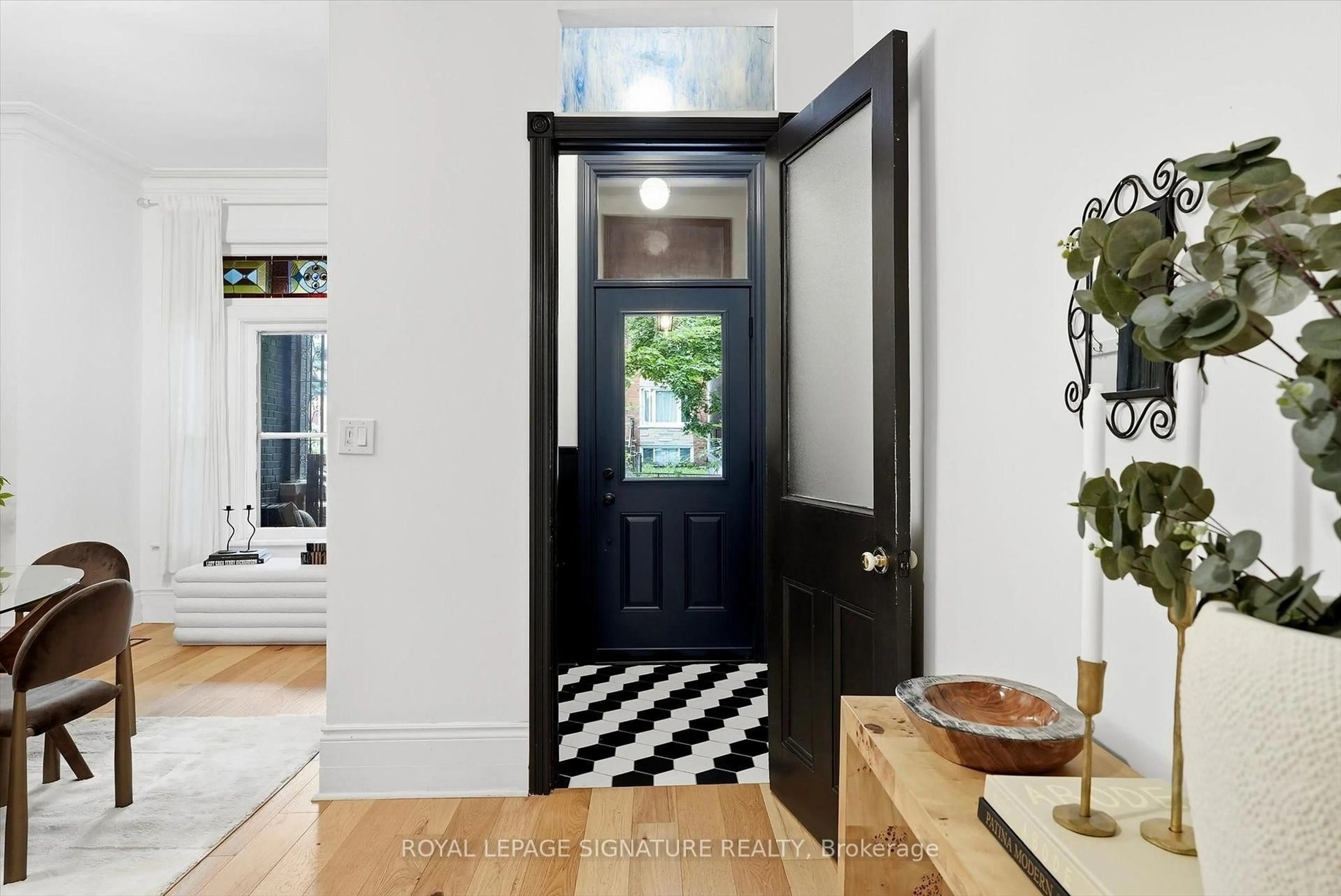 Indoor entryway for 230 Dovercourt Rd, Toronto Ontario M6J 3E1