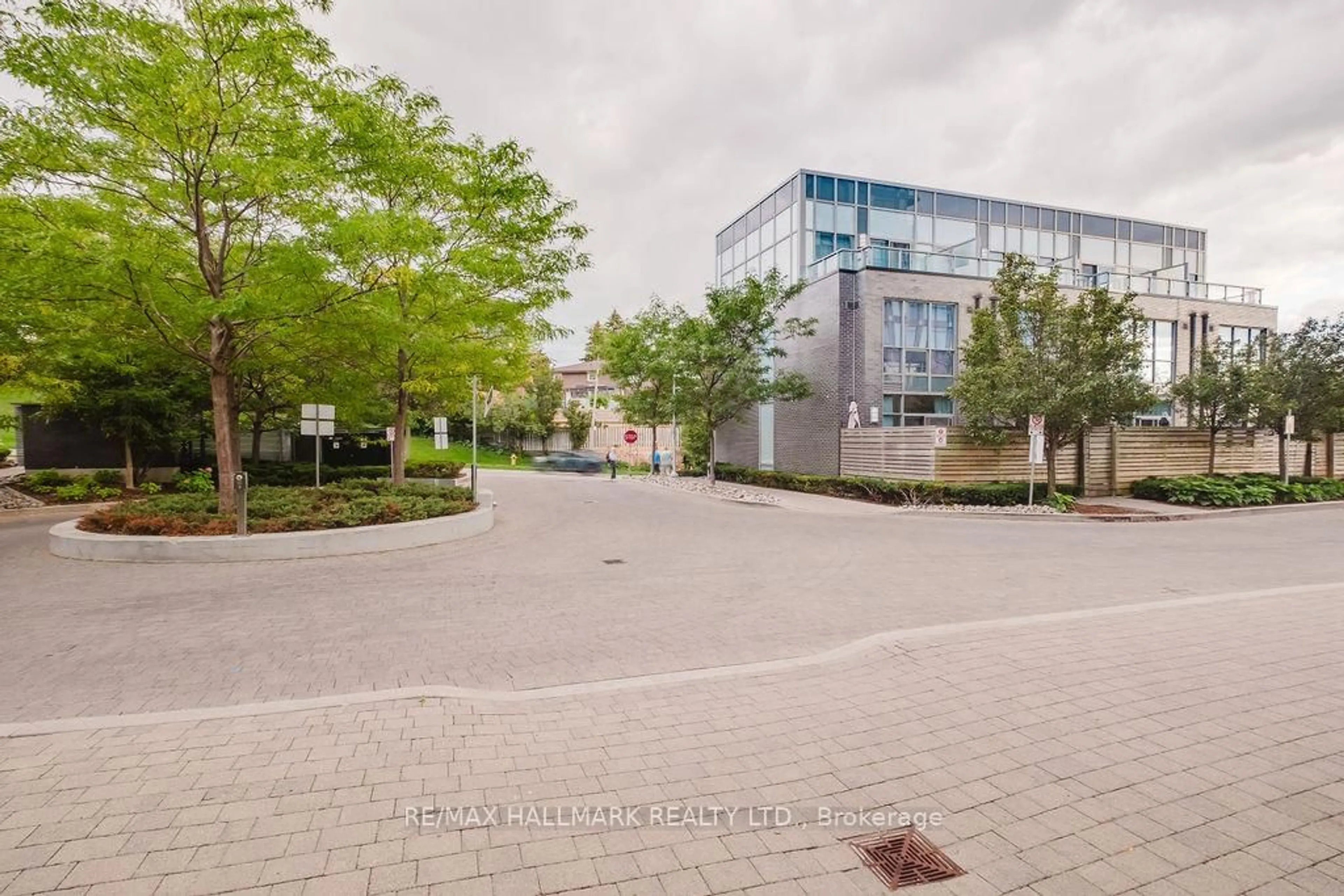 Patio, street for 18 Graydon Hall Dr #1803, Toronto Ontario M3A 0A4