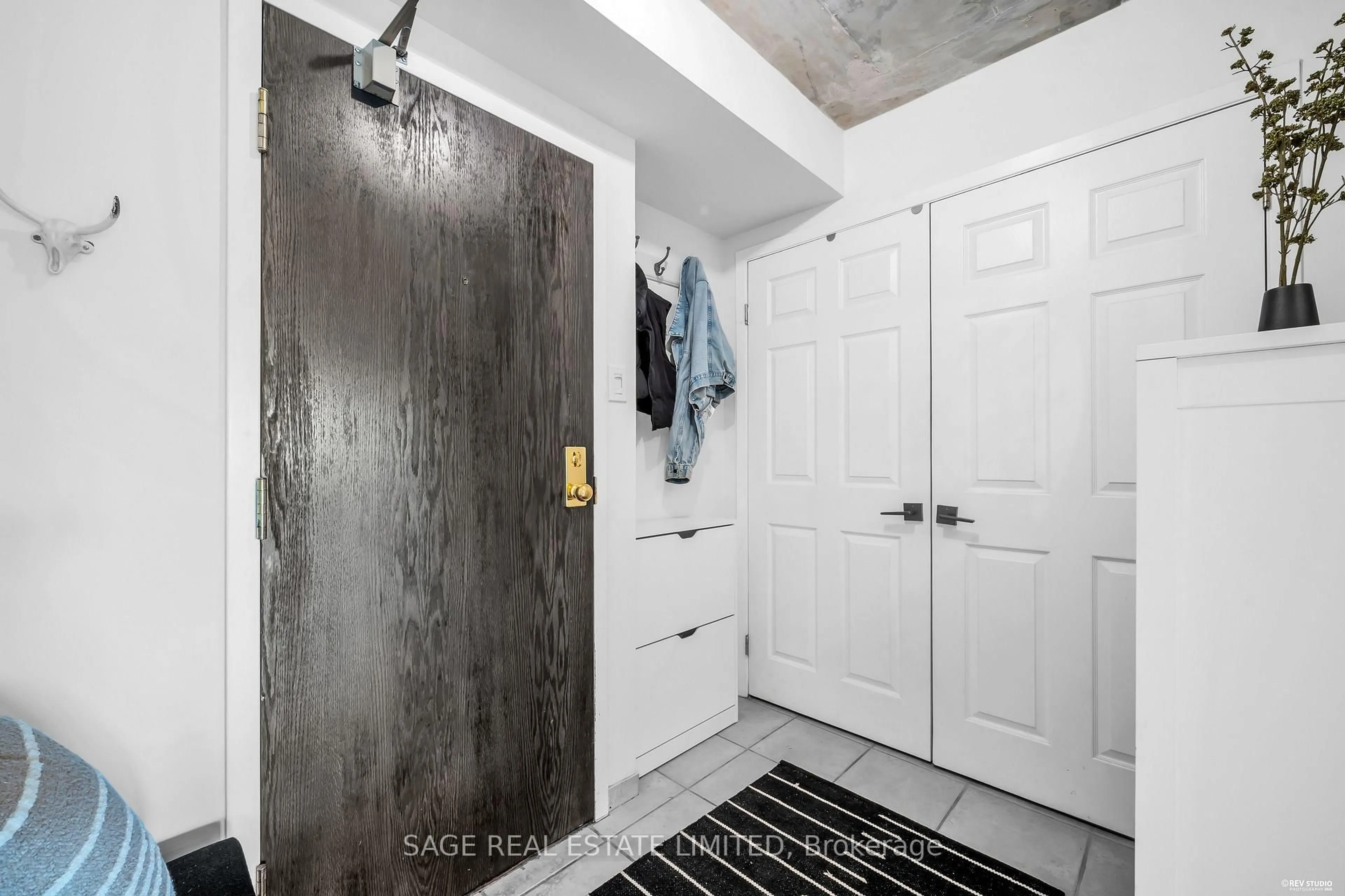 Indoor entryway for 456 COLLEGE St #408, Toronto Ontario M6G 4A3