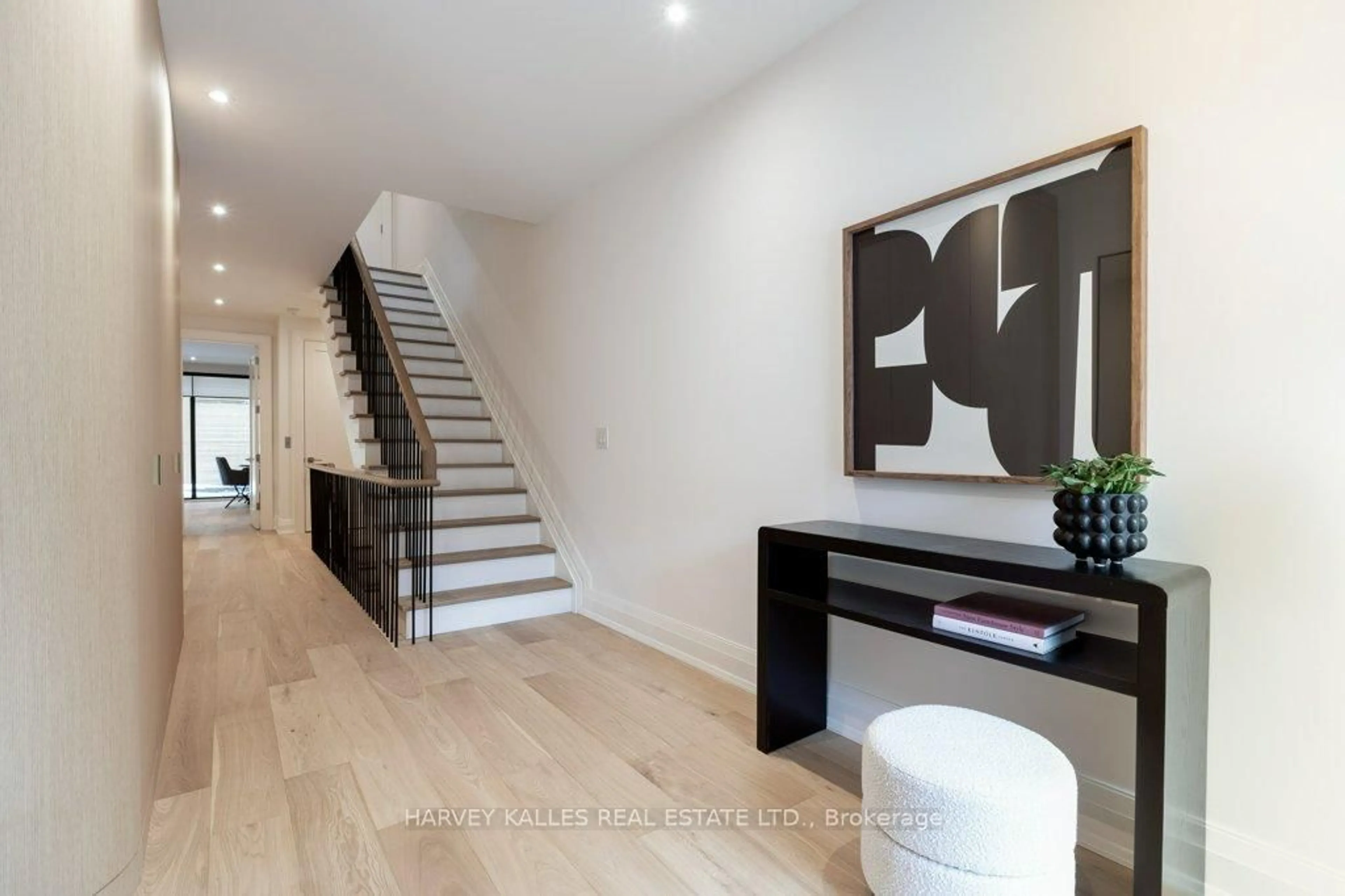 Indoor entryway for 32 Evergreen Gdns, Toronto Ontario M4G 1C5