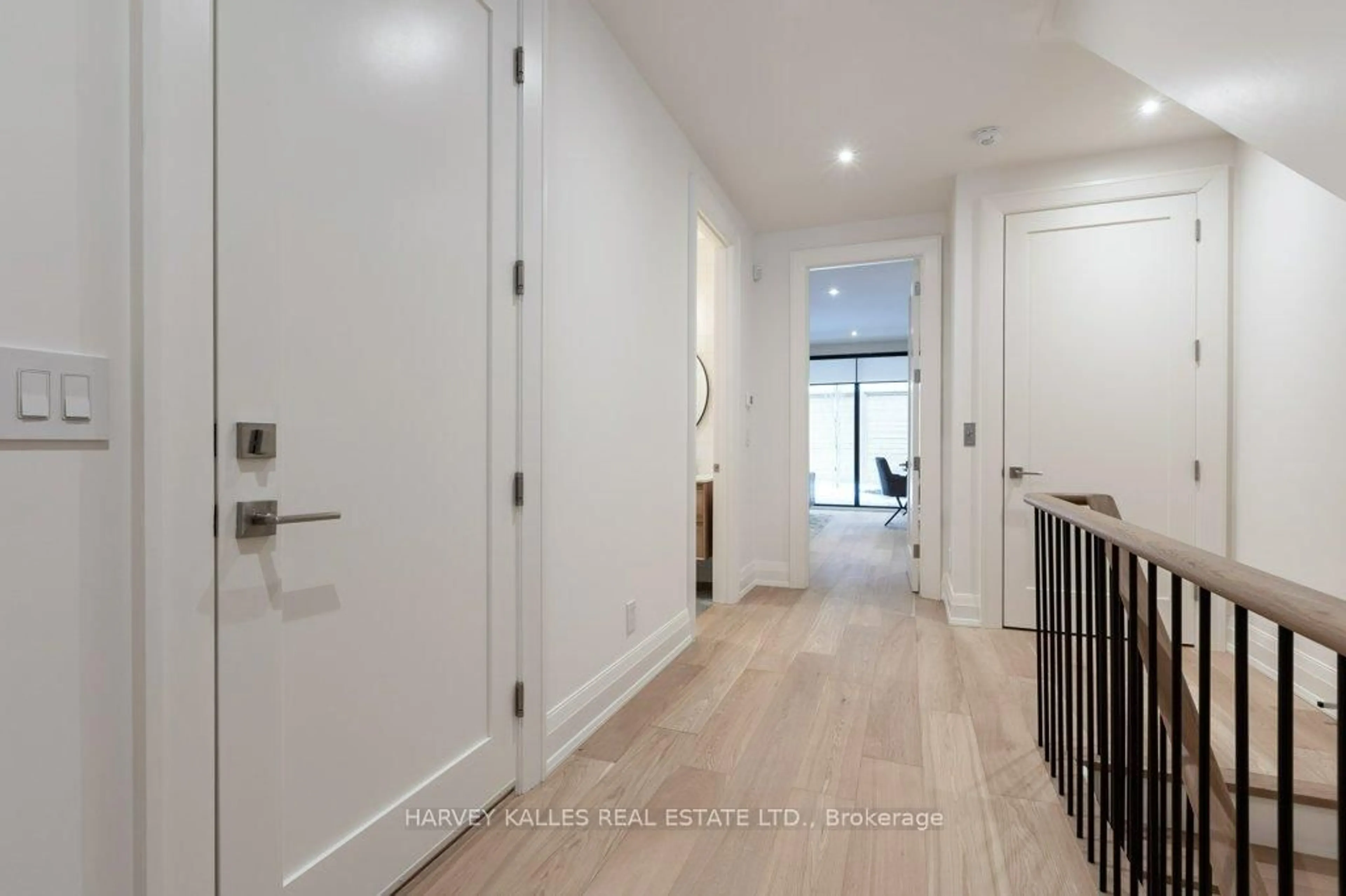 Indoor entryway for 32 Evergreen Gdns, Toronto Ontario M4G 1C5