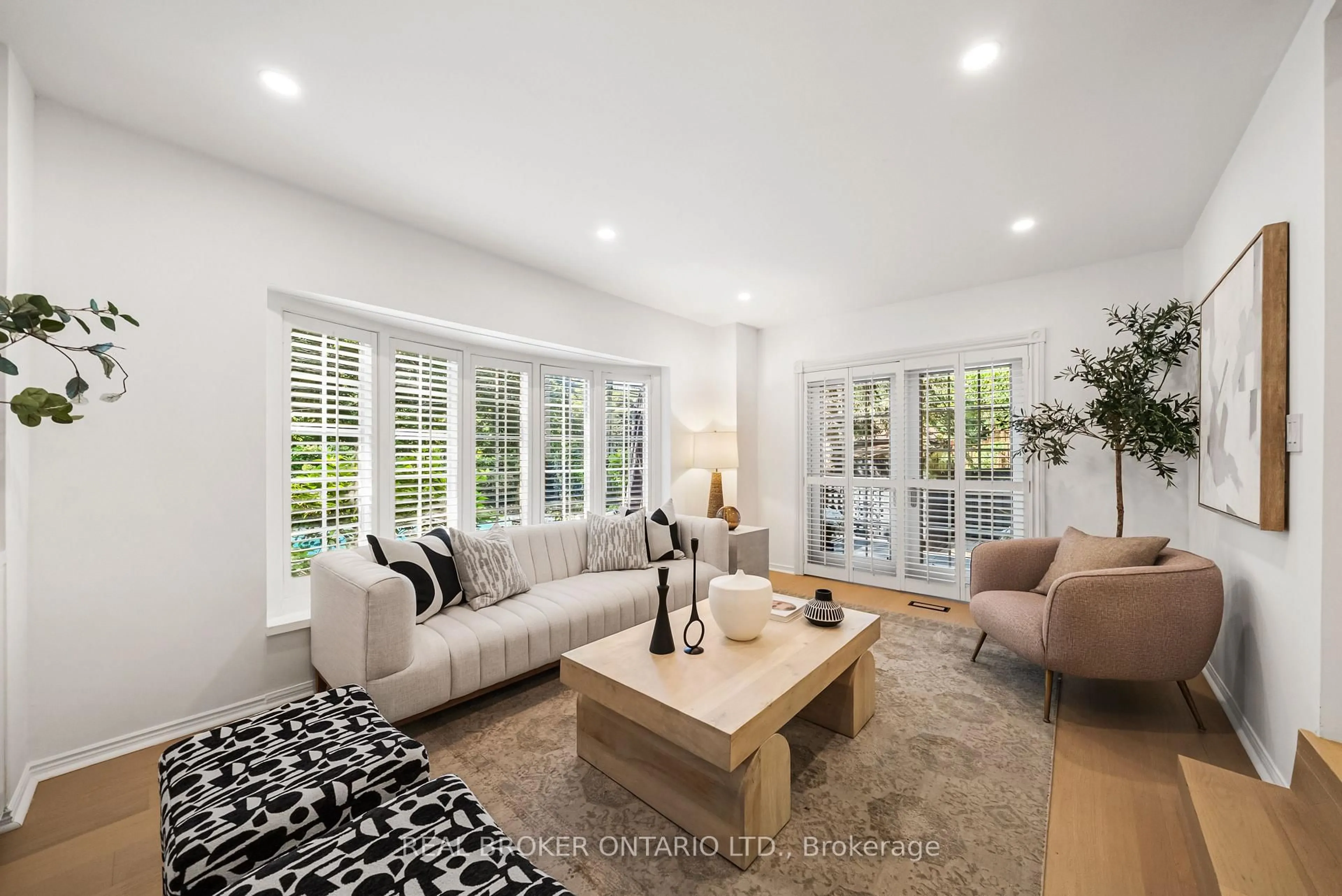 Living room with furniture, unknown for 69 Chaplin Cres, Toronto Ontario M5P 1A2
