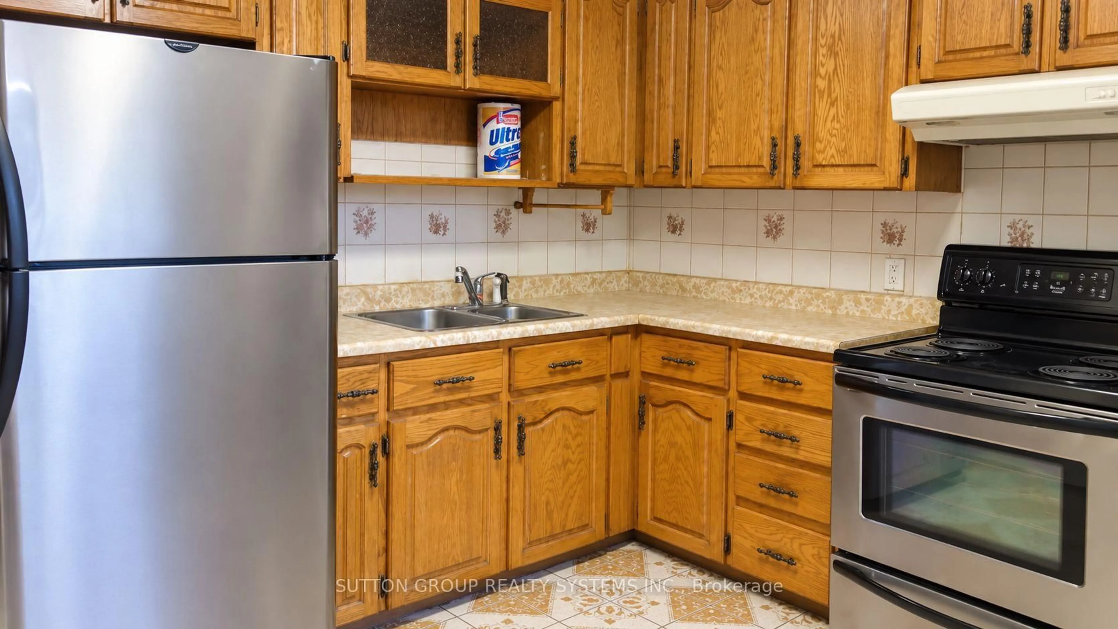 Standard kitchen, ceramic/tile floor for 1139 Dovercourt Rd, Toronto Ontario M6H 2Y1