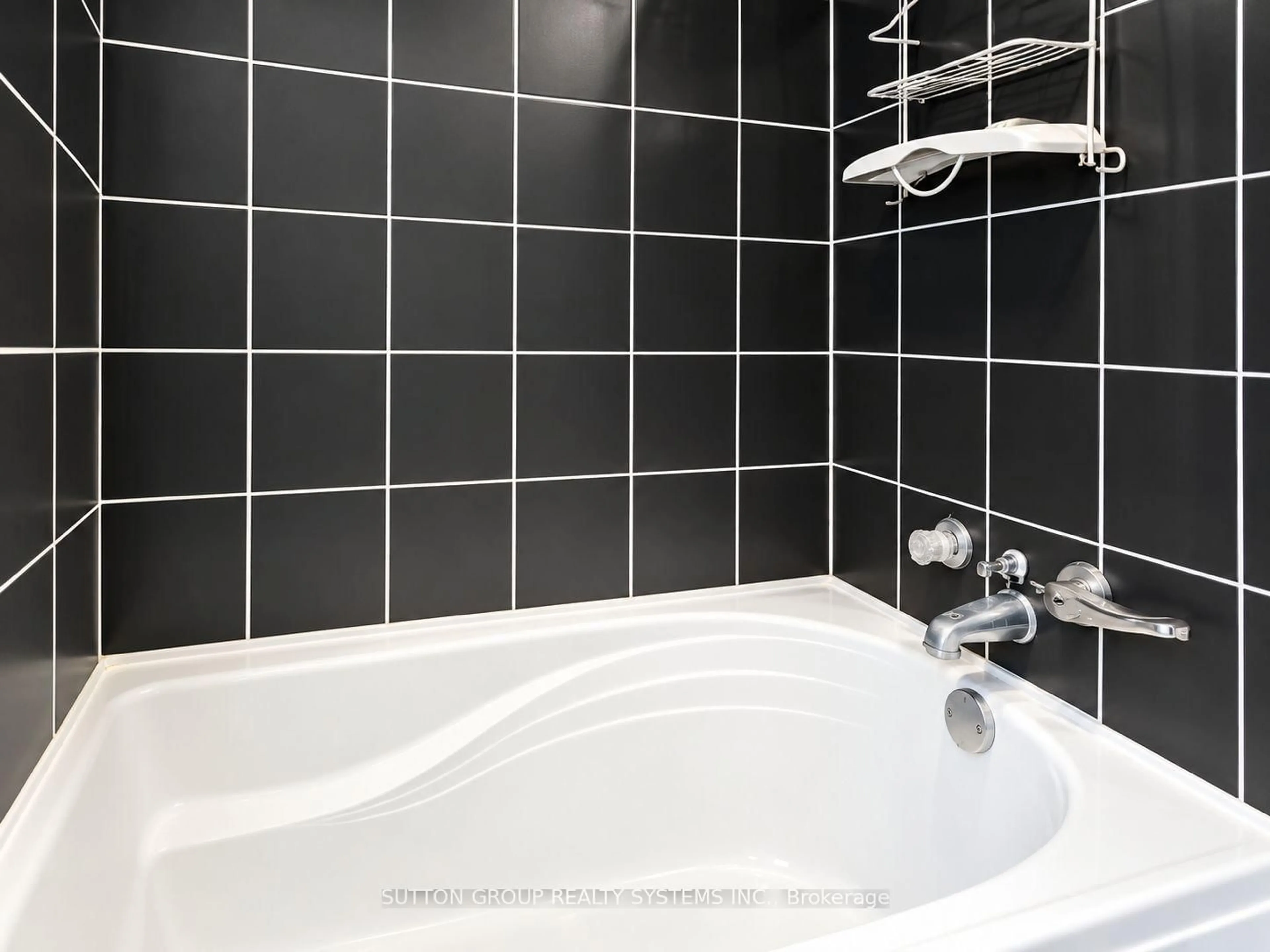 Standard bathroom, ceramic/tile floor for 1139 Dovercourt Rd, Toronto Ontario M6H 2Y1