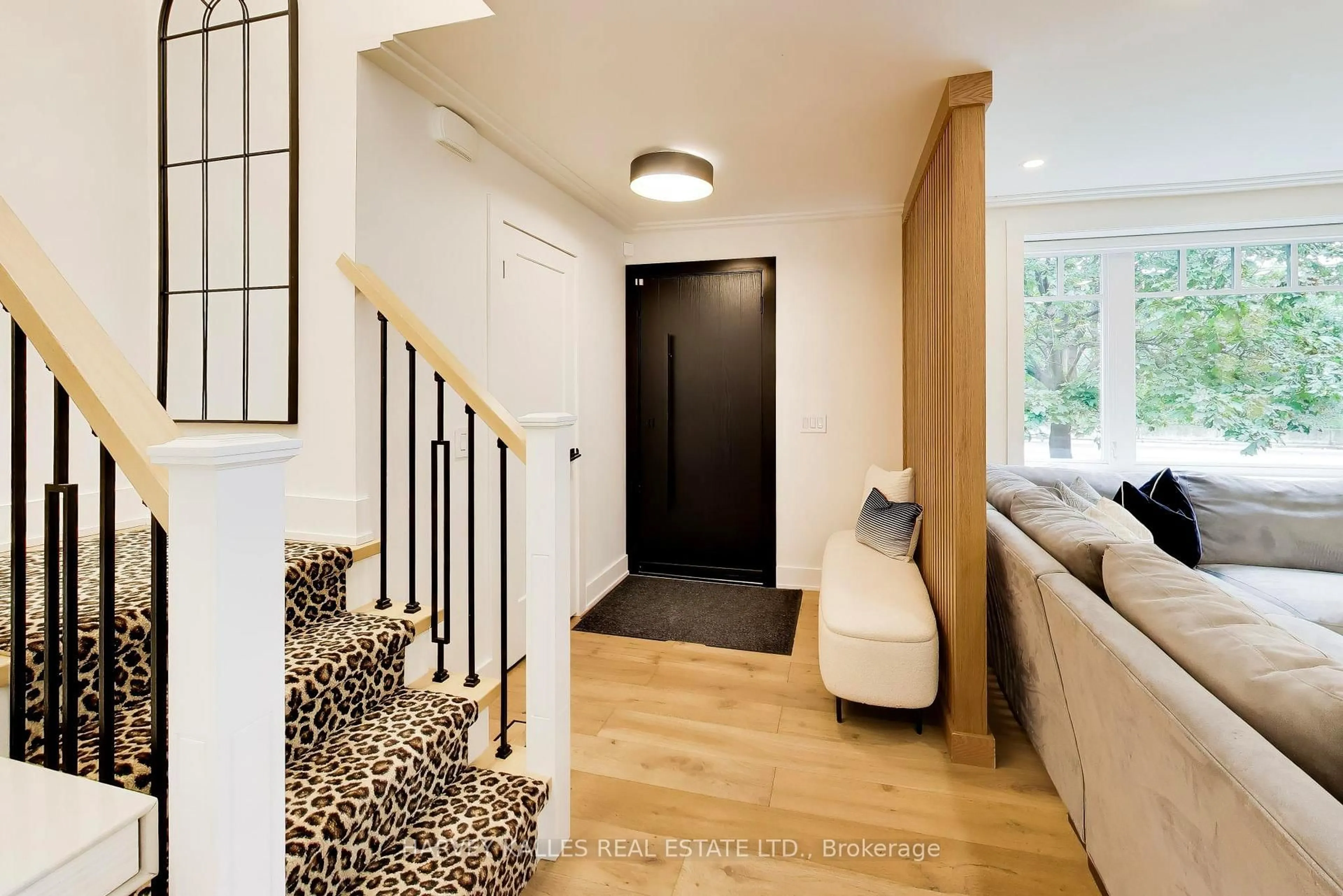 Indoor entryway for 287 Yonge Blvd, Toronto Ontario M5M 3J1