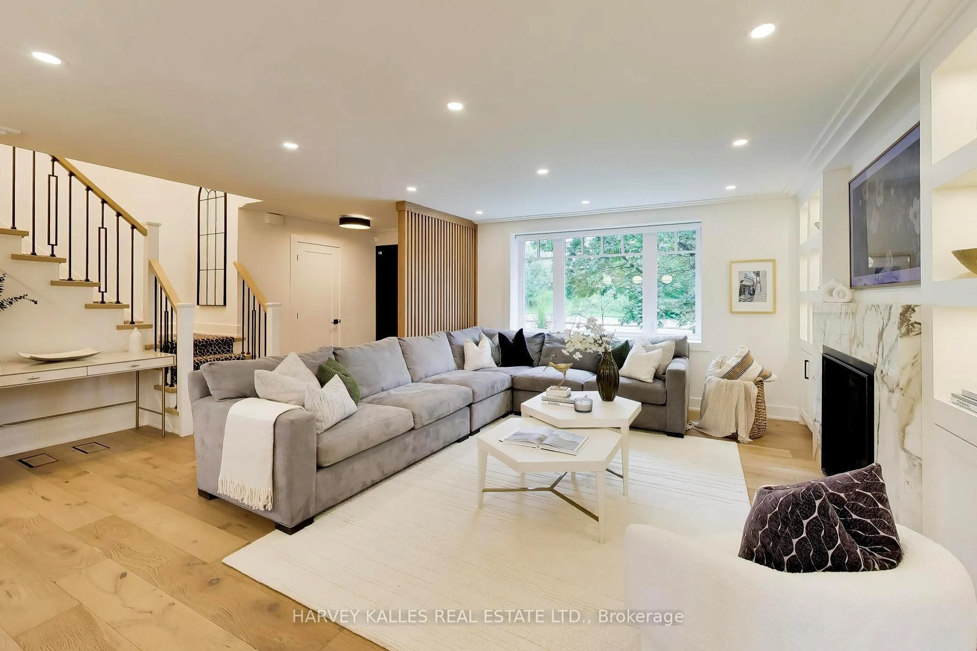 Living room with furniture, unknown for 287 Yonge Blvd, Toronto Ontario M5M 3J1