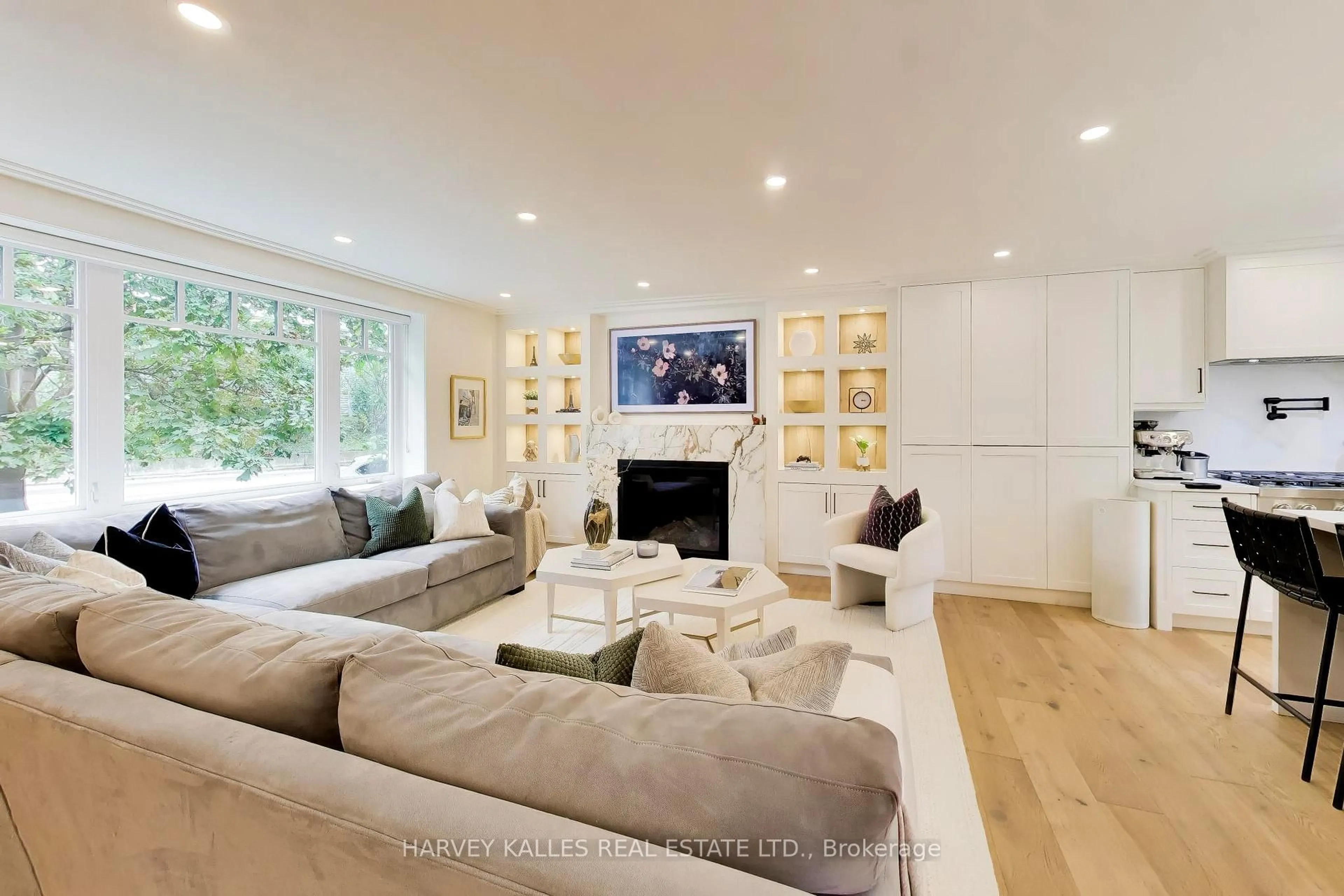 Living room with furniture, unknown for 287 Yonge Blvd, Toronto Ontario M5M 3J1