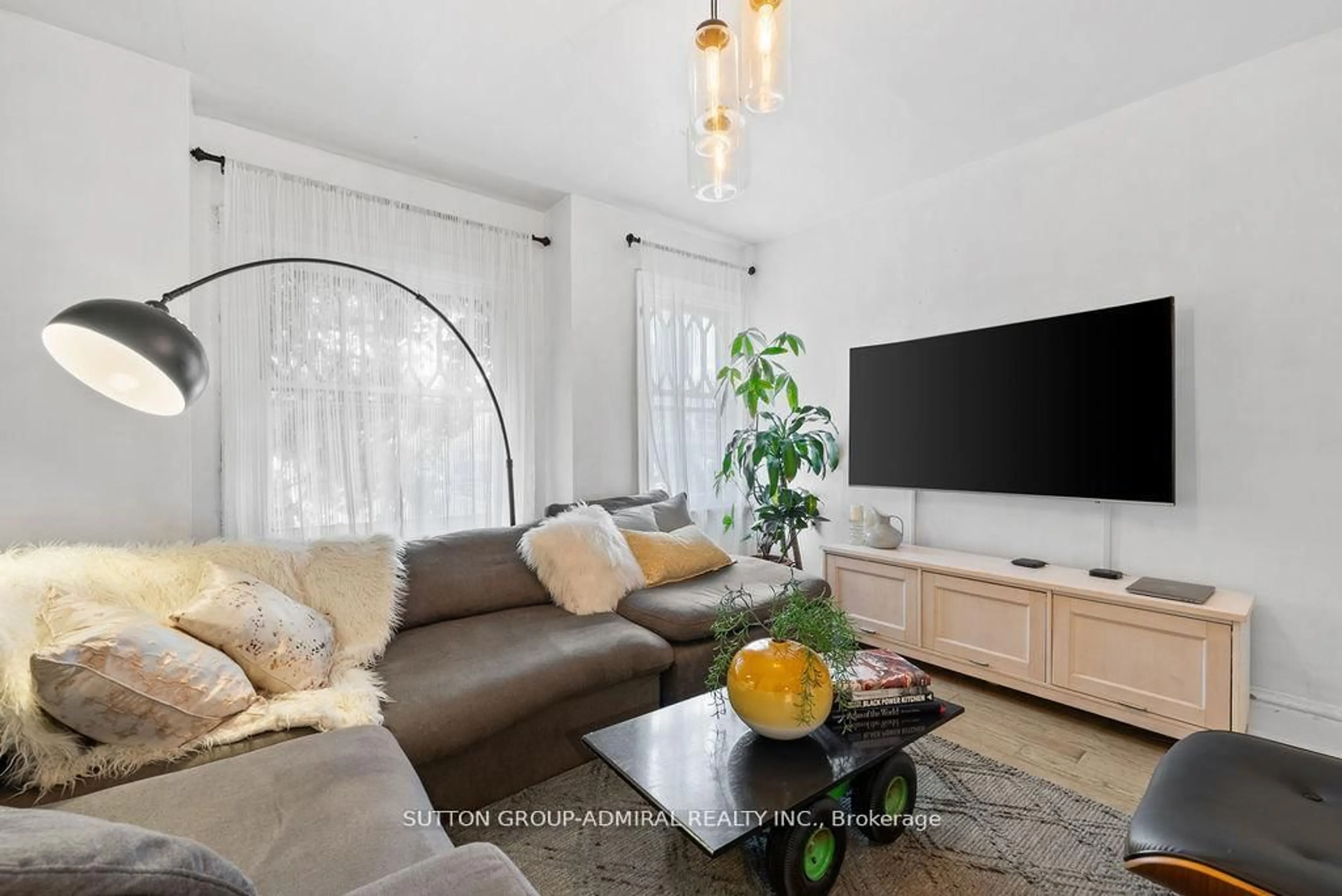 Living room with furniture, unknown for 40 Claremont St, Toronto Ontario M6J 2M5