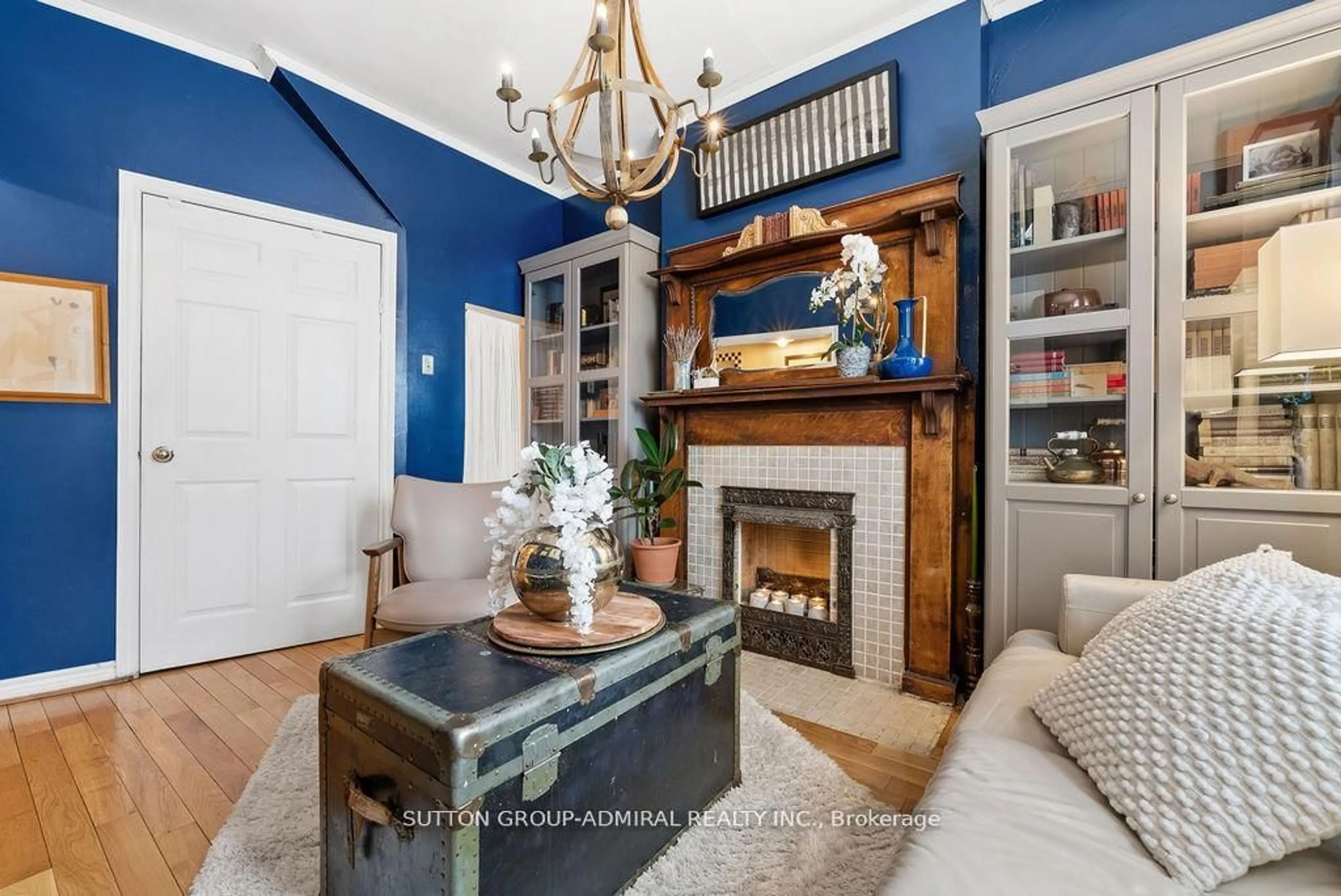 Living room with furniture, wood/laminate floor for 40 Claremont St, Toronto Ontario M6J 2M5