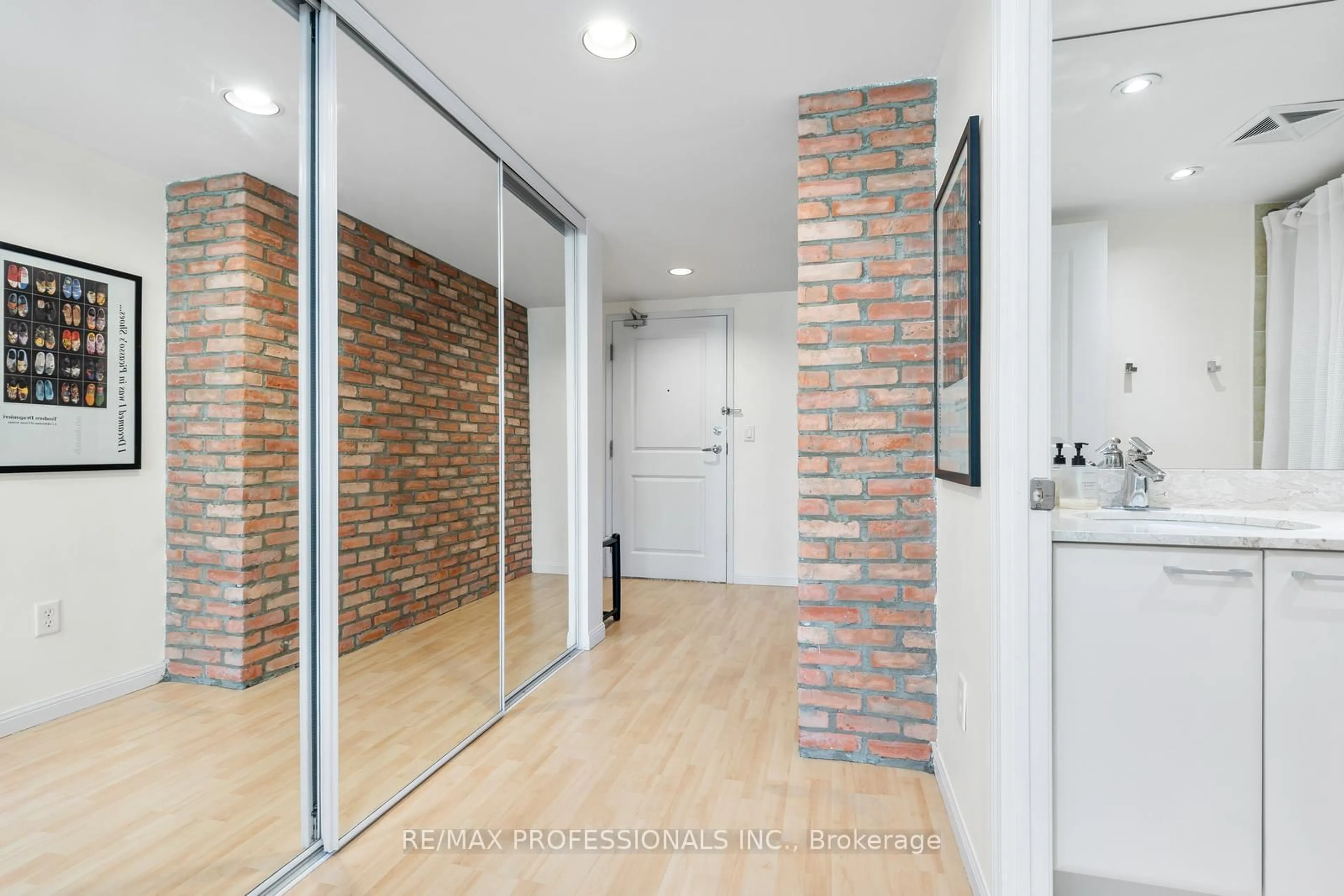 Indoor entryway for 15 Stafford St #205, Toronto Ontario M5V 3X6
