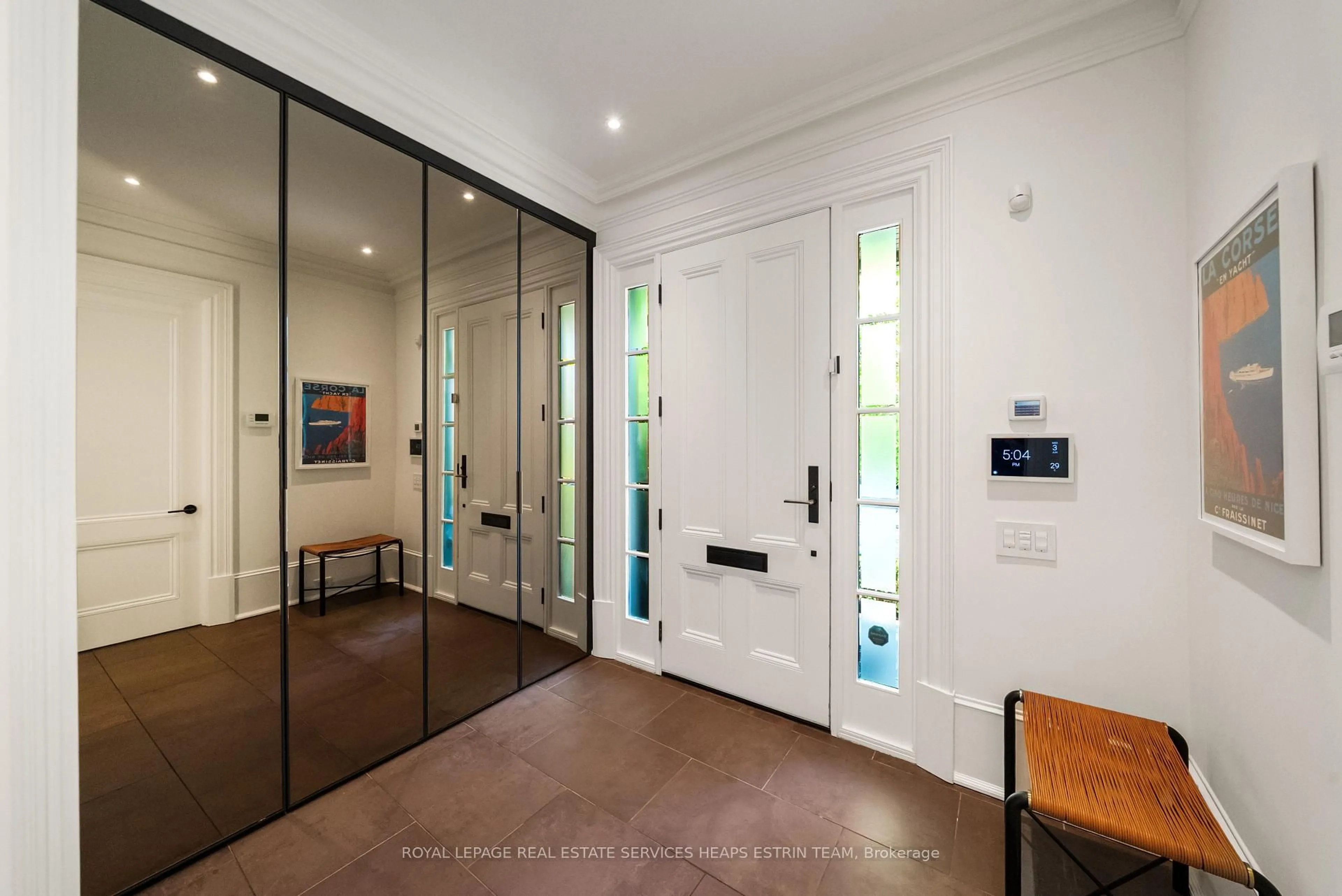 Indoor entryway for 150 Douglas Dr, Toronto Ontario M4W 2B7