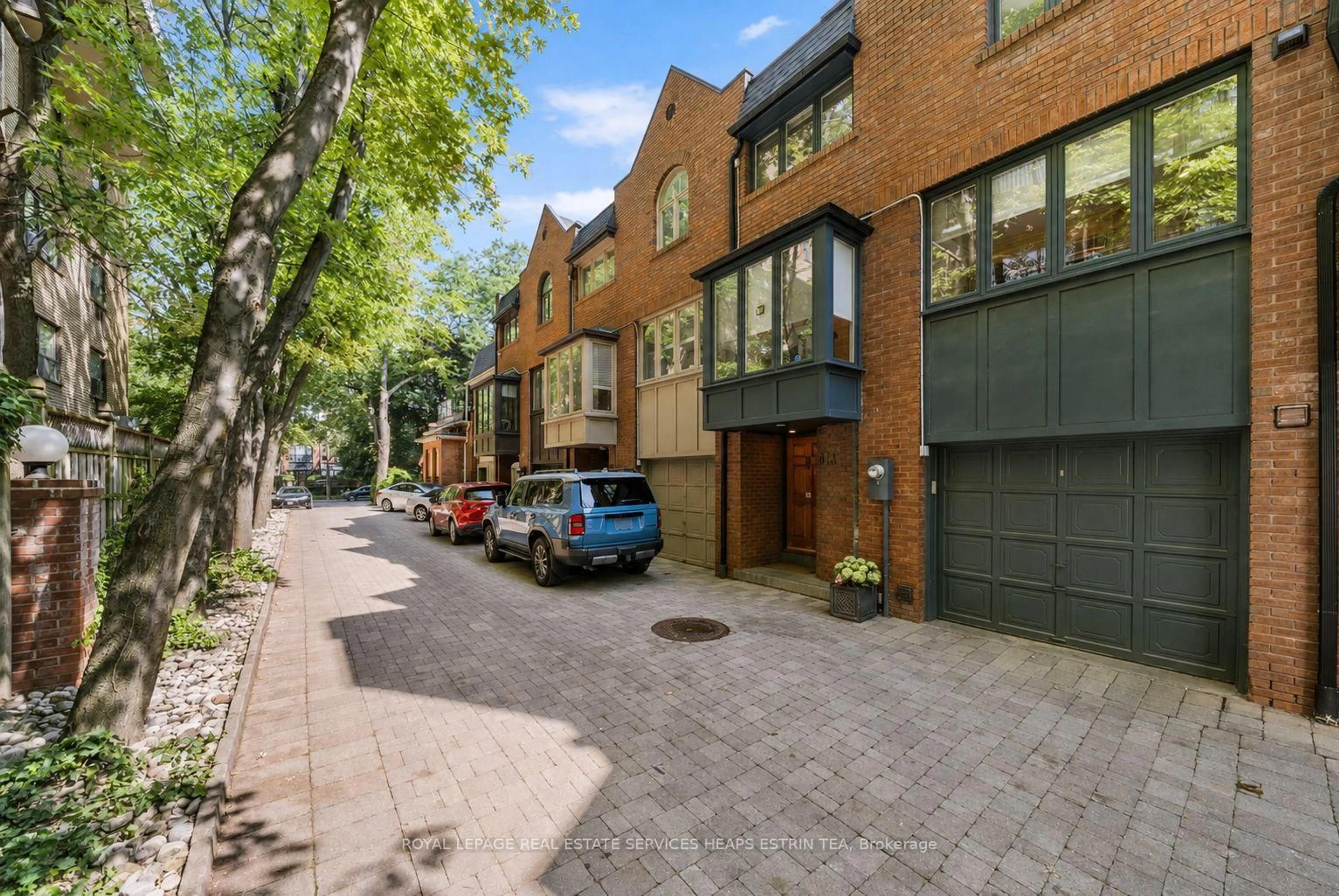 A pic from outside/outdoor area/front of a property/back of a property/a pic from drone, street for 81A Lowther Ave, Toronto Ontario M5R 1C9