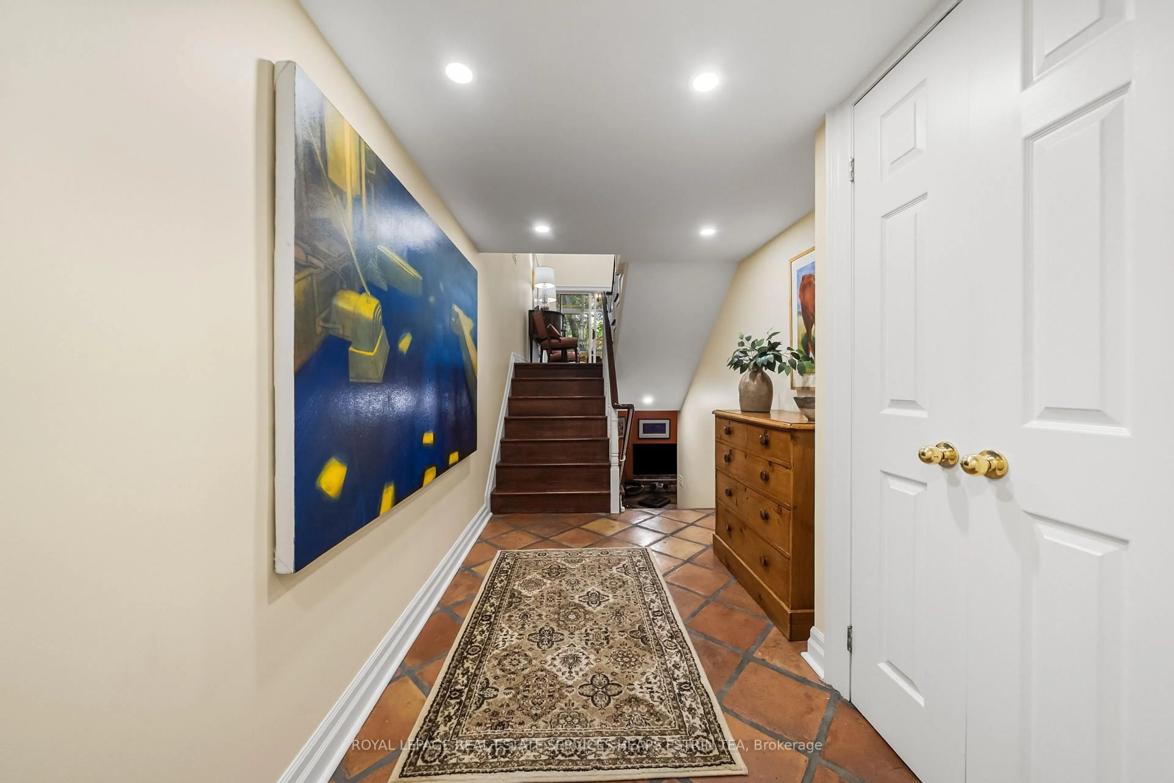 Indoor foyer for 81A Lowther Ave, Toronto Ontario M5R 1C9