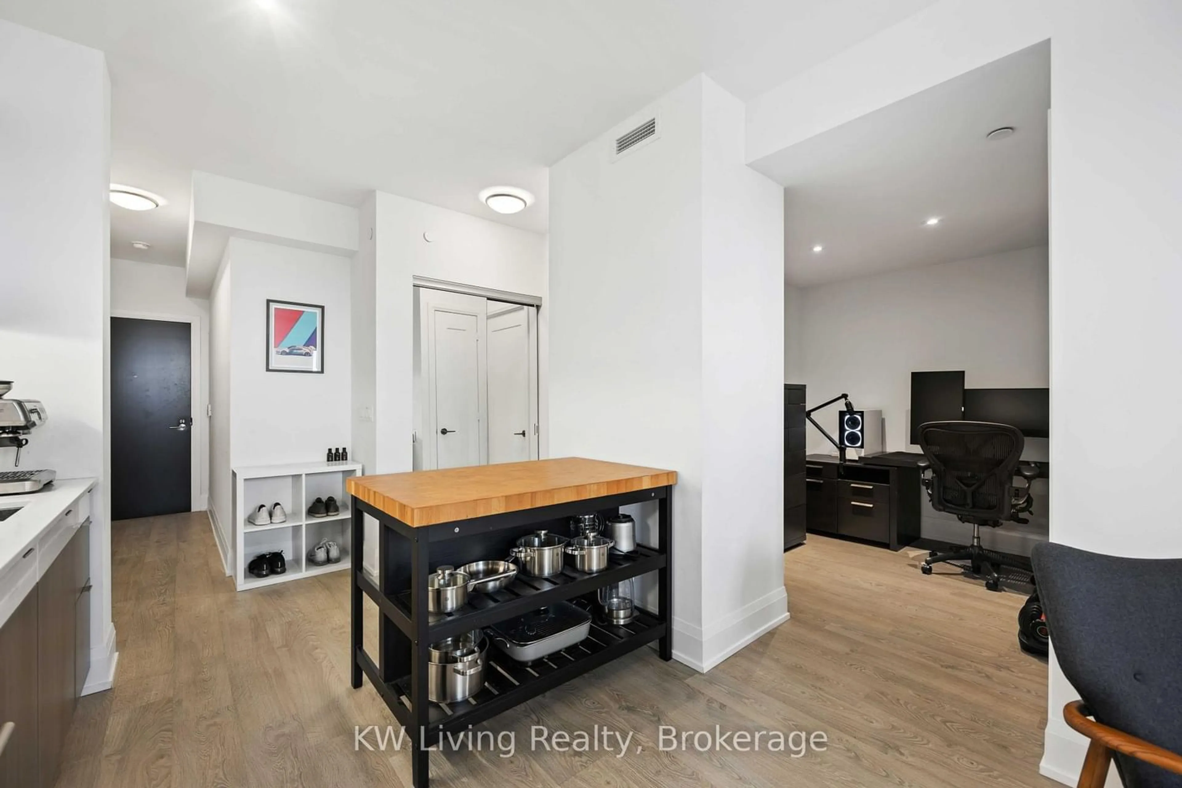Indoor entryway for 101 Erskine Ave #1703, Toronto Ontario M4P 0C5