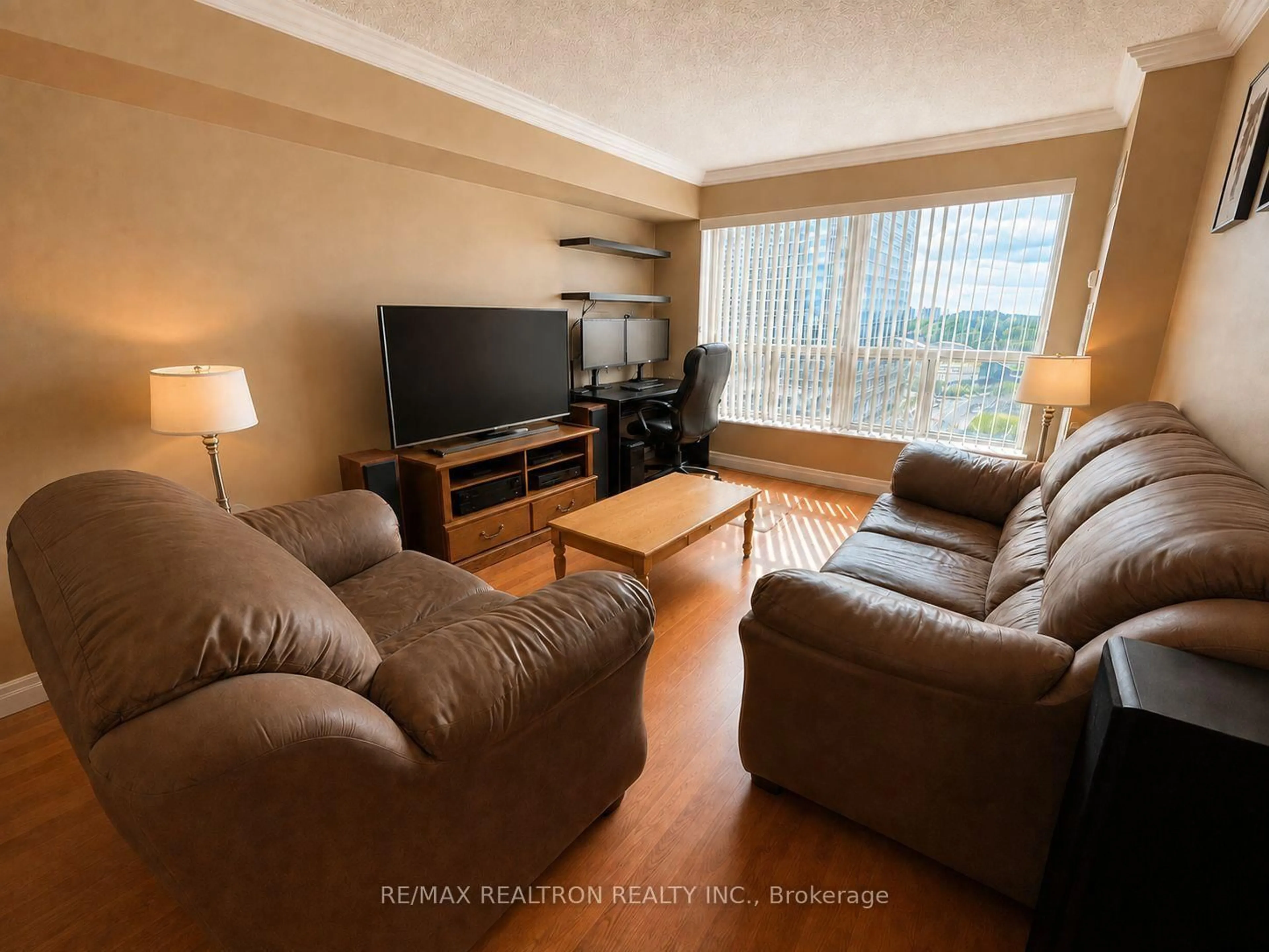 Living room with furniture, wood/laminate floor for 188 Doris Ave #1518, Toronto Ontario M2N 6Z5
