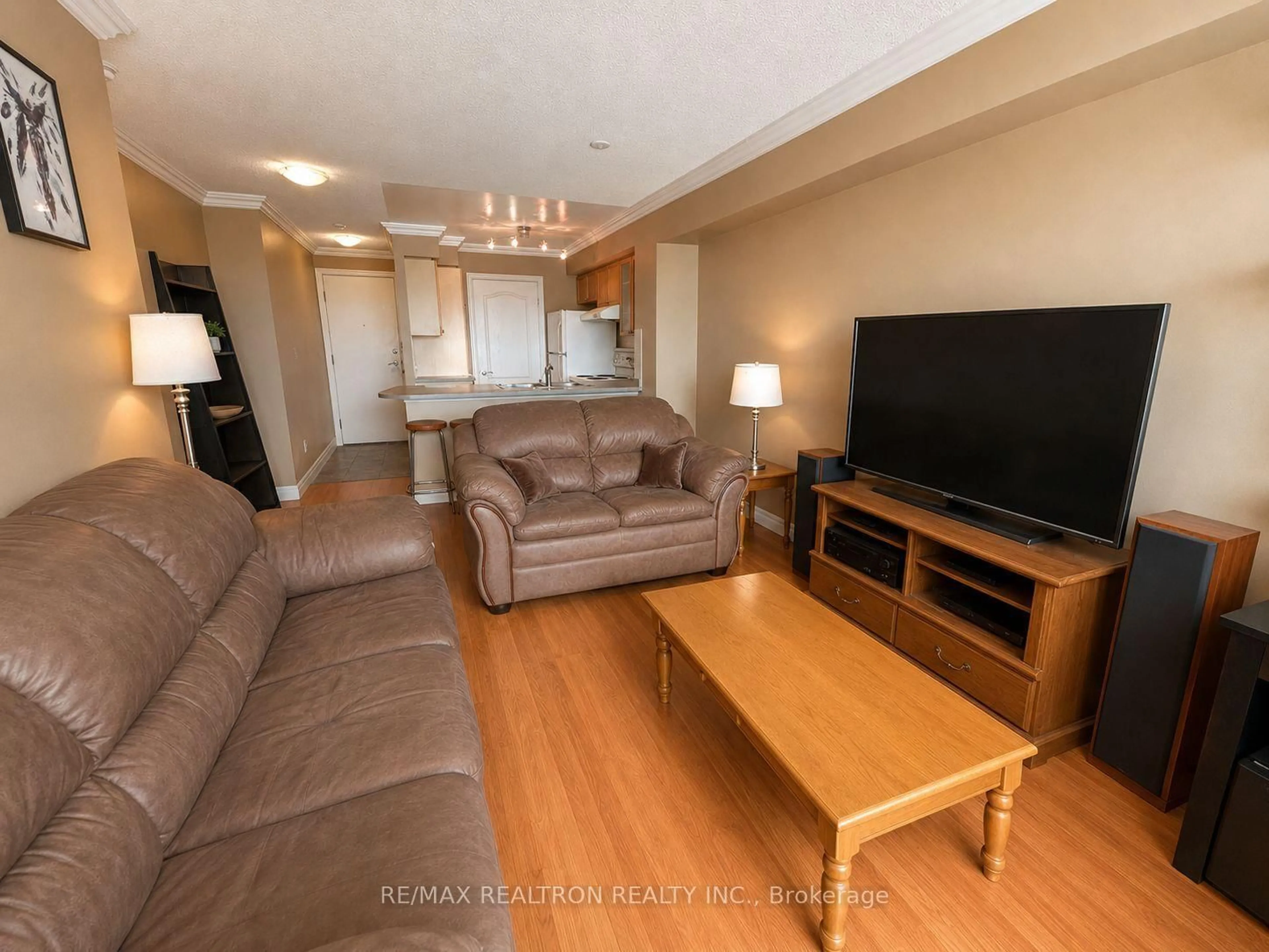Living room with furniture, wood/laminate floor for 188 Doris Ave #1518, Toronto Ontario M2N 6Z5