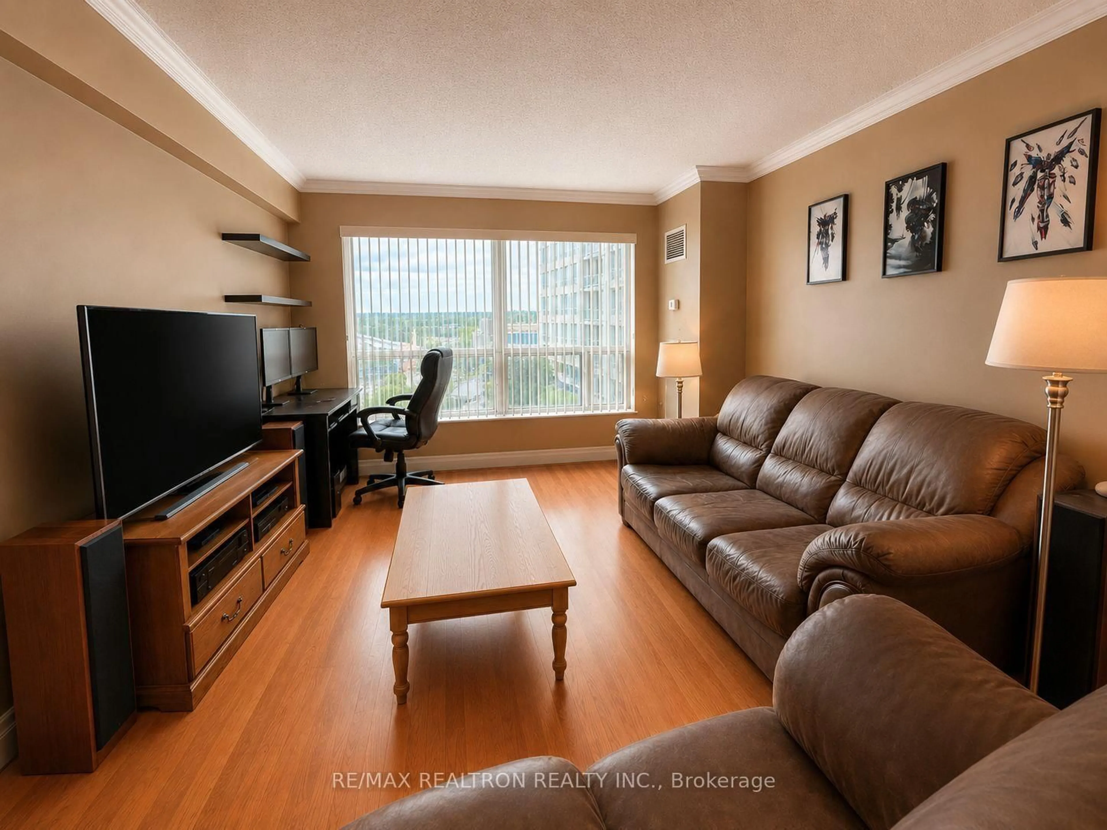 Living room with furniture, wood/laminate floor for 188 Doris Ave #1518, Toronto Ontario M2N 6Z5
