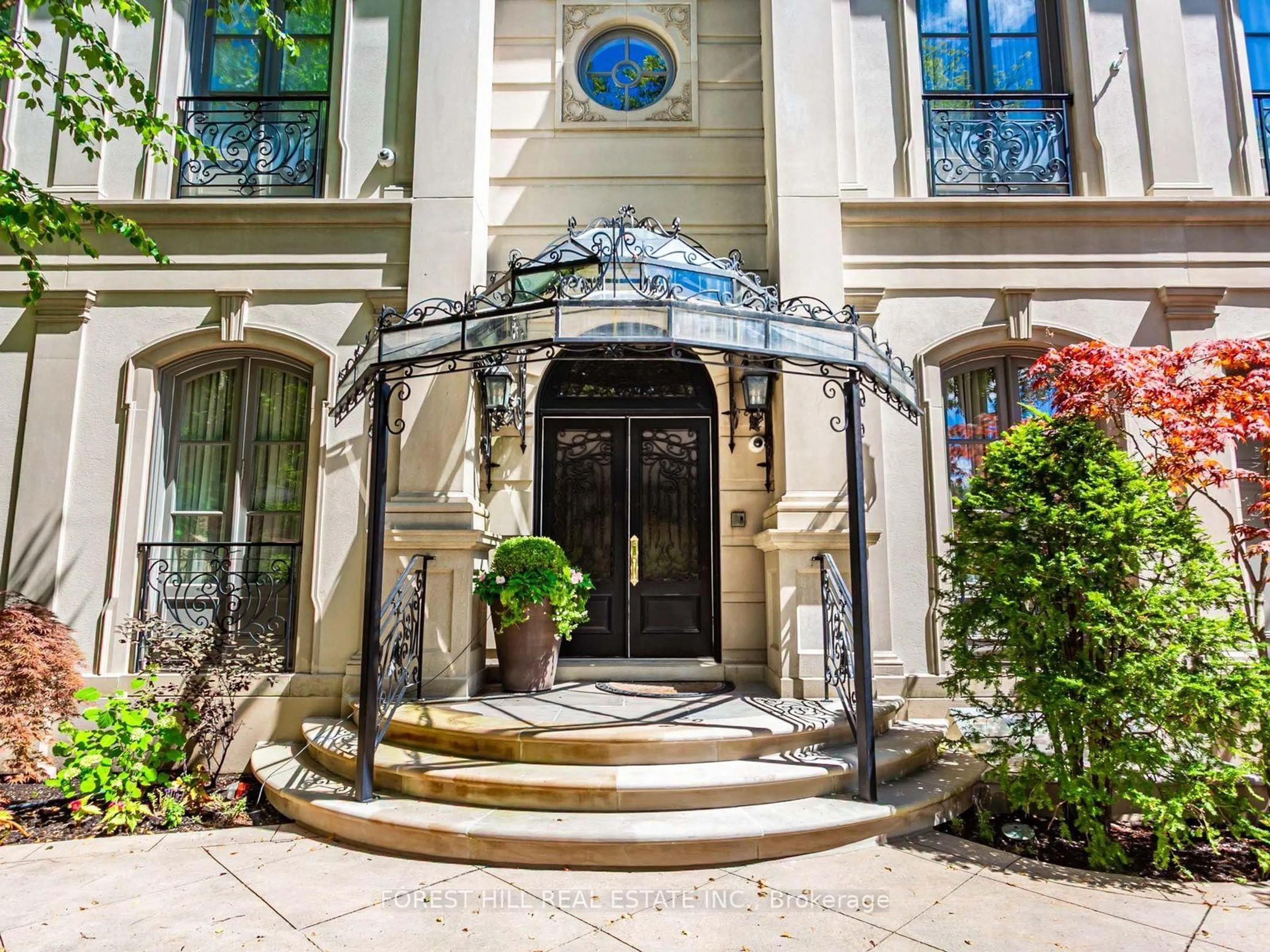 Indoor entryway for 105 Dunvegan Rd, Toronto Ontario M4V 2P9