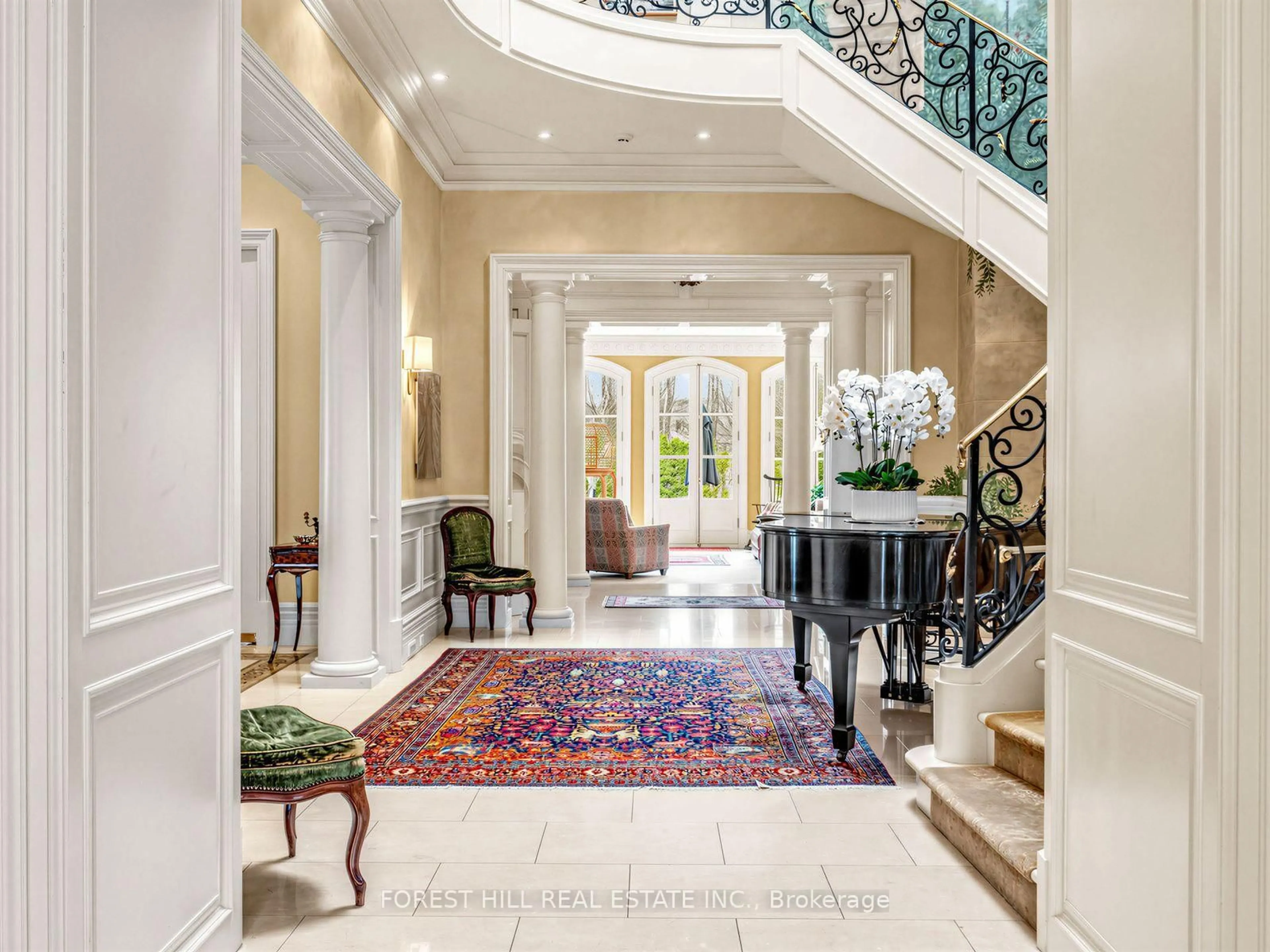 Indoor entryway for 105 Dunvegan Rd, Toronto Ontario M4V 2P9