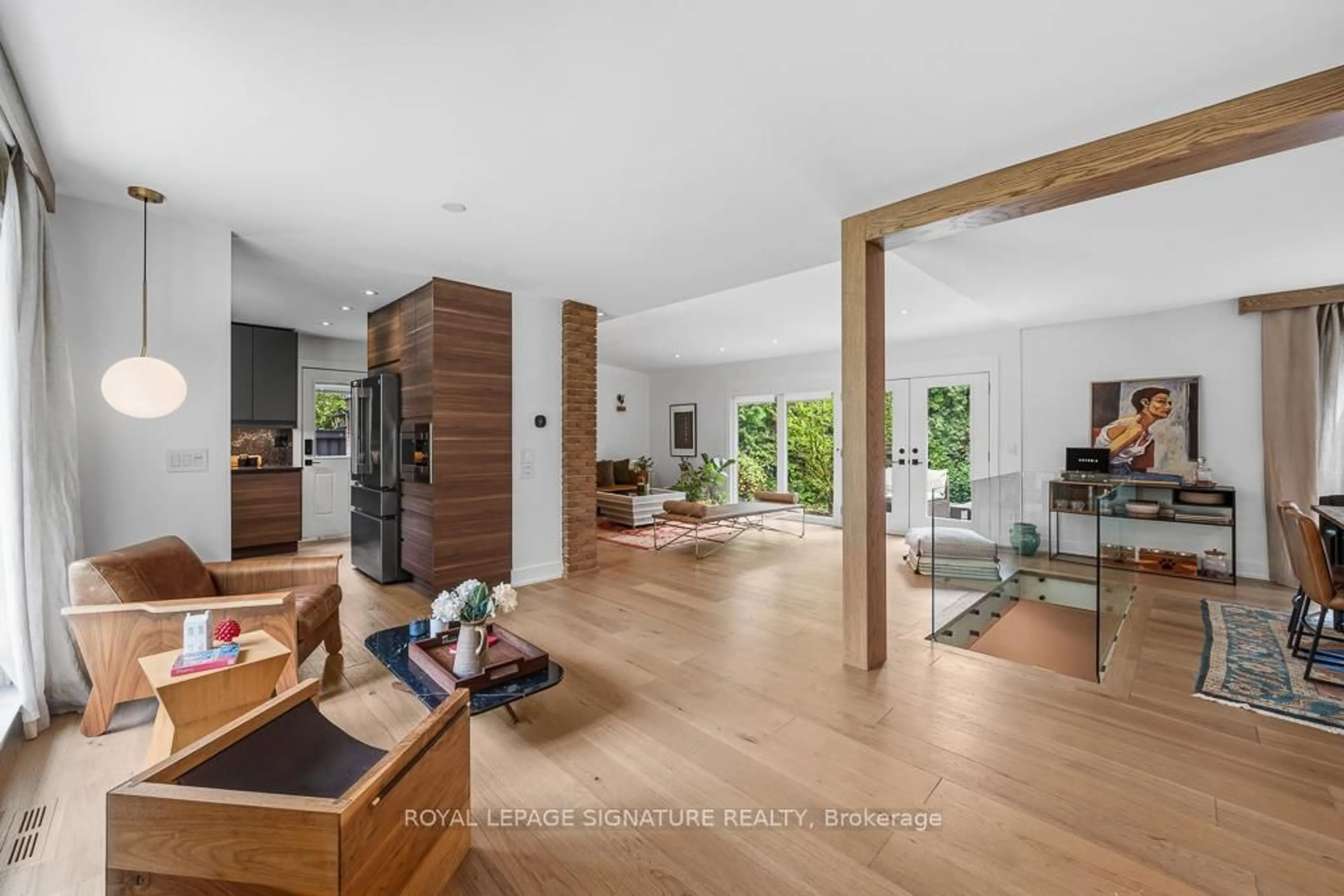 Indoor foyer for 11 Yewfield Cres, Toronto Ontario M3B 2Y4