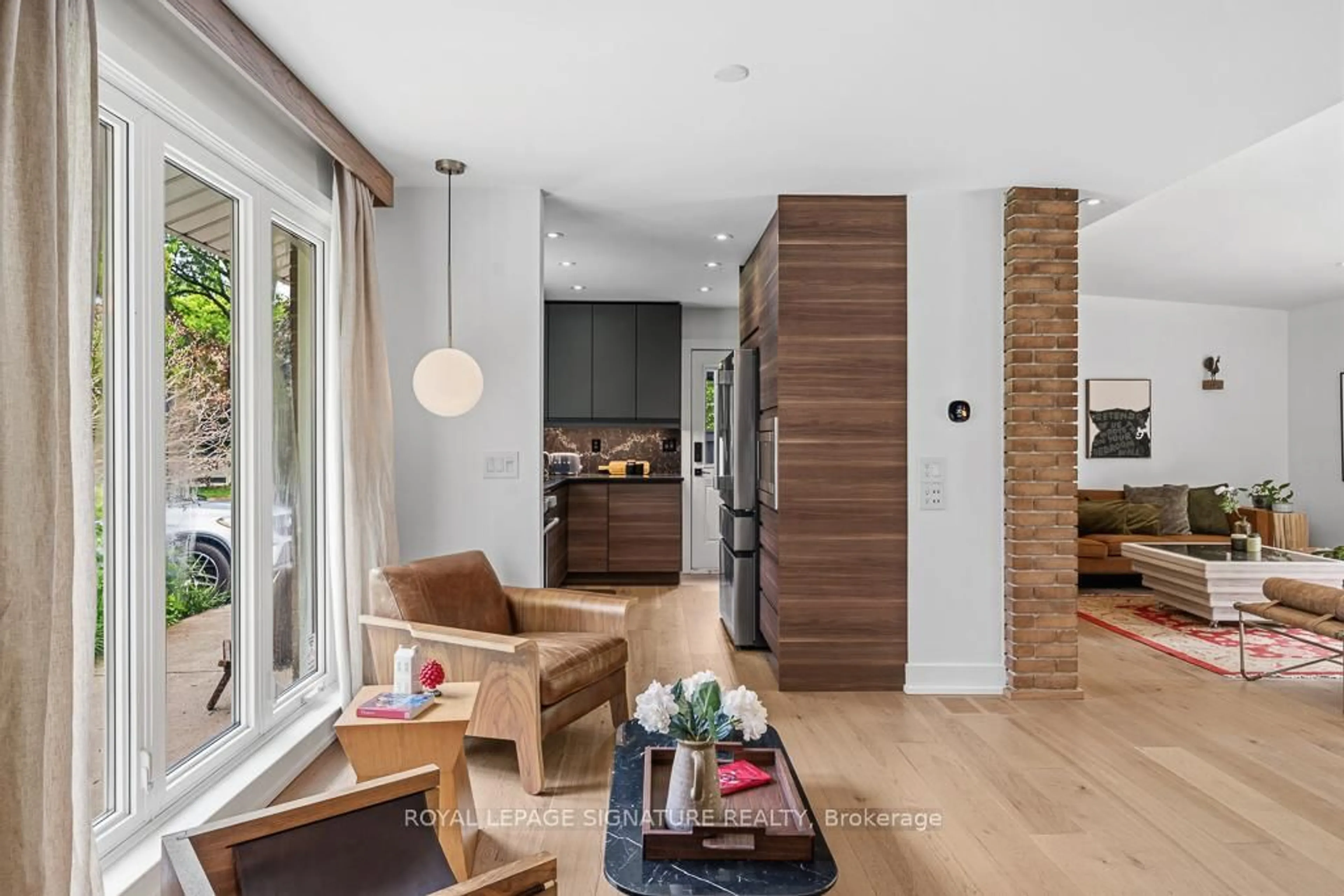 Indoor entryway for 11 Yewfield Cres, Toronto Ontario M3B 2Y4