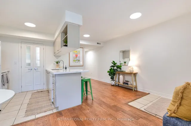 60 Aerodrome Cres #201, Toronto 5